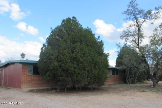 Great opportunity to be the owner of this 3 bedroom / 2 bathroom house in the Historic Fort Lowell Neighborhood.  This incredible find sits on a large lot near an elementary school, Fort Lowell Park.  Shopping of all kinds, restaurants and entertainment are just minutes away.  Don't let this beauty get away.  online bidding begins 04/09/16 and ends 04/15/16.