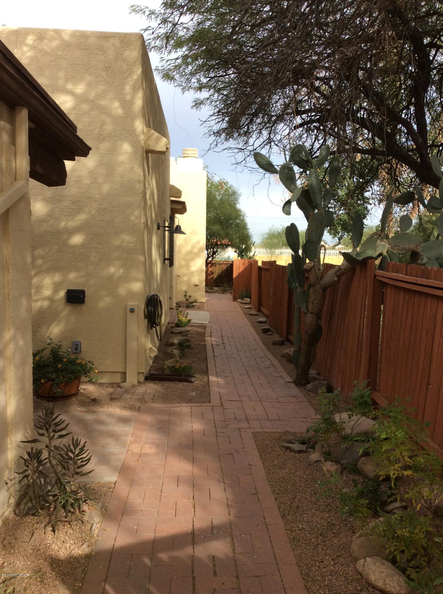 Ladera Brisas Townhouses (1-106) - Residential Lease