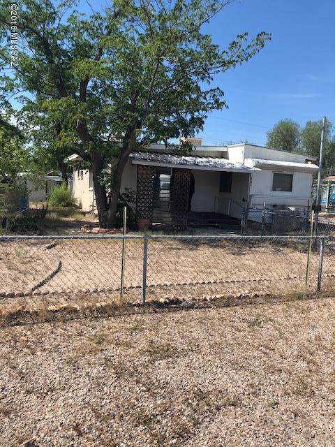 Owner/Agent:  Cute property with tons of potential. Separate dining area, Open kitchen with eat-in breakfast area. Split bedroom floor plan. 2 bedroom 1 bath 624 square feet. Must See...