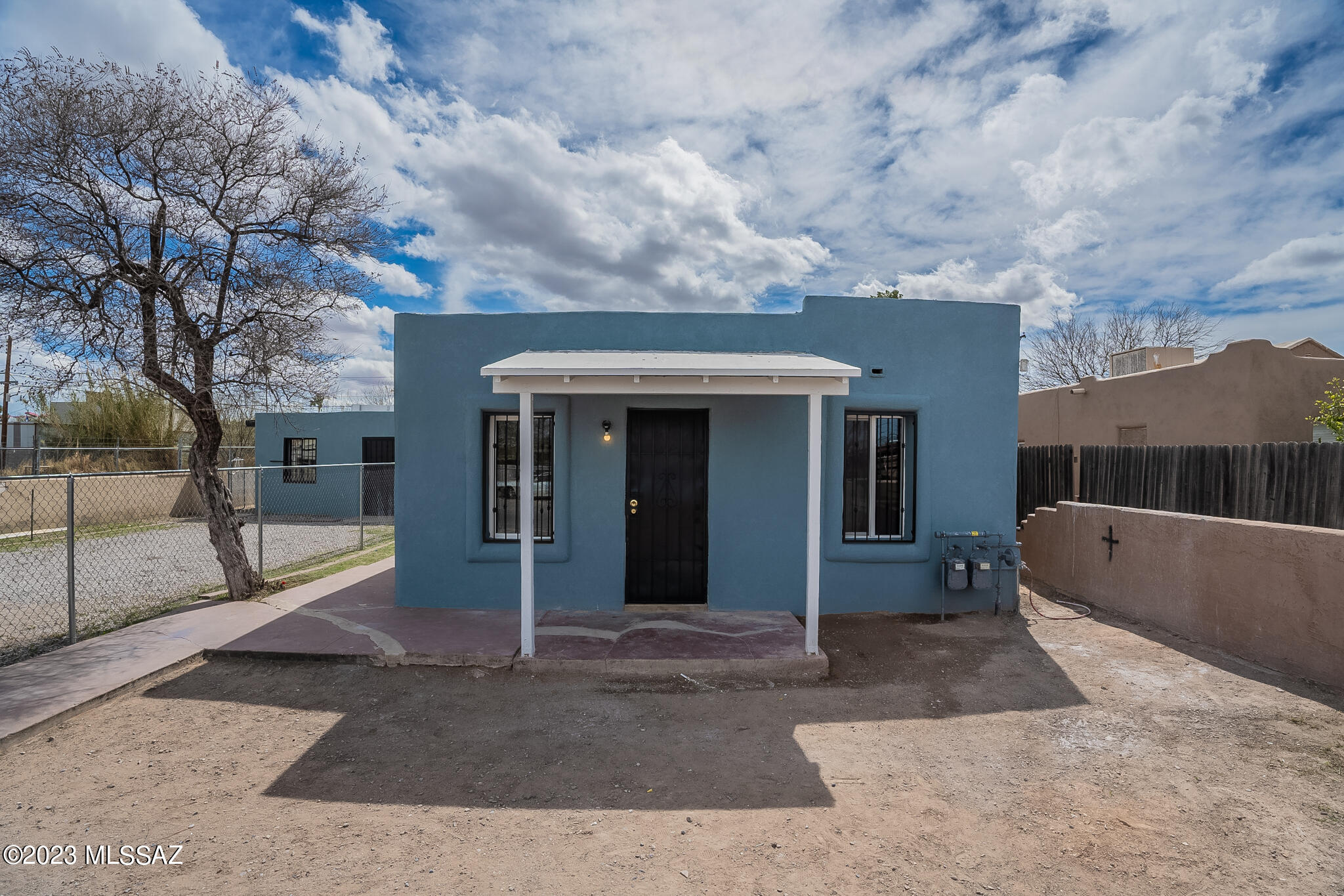 Beautiful Duplex completely remodeled.
Unit#1 3Bed/1bath 906 sq foot home. New flooring throughout, Fresh paint inside and out, Bathroom and Kitchen have new cabinets. Beautiful Accent wall in Dinning area. New Appliances. 

Unit#2 2ed/1bath 557 sq ft home. New flooring throughout, Kitchen and Bathroom have been remodeled.