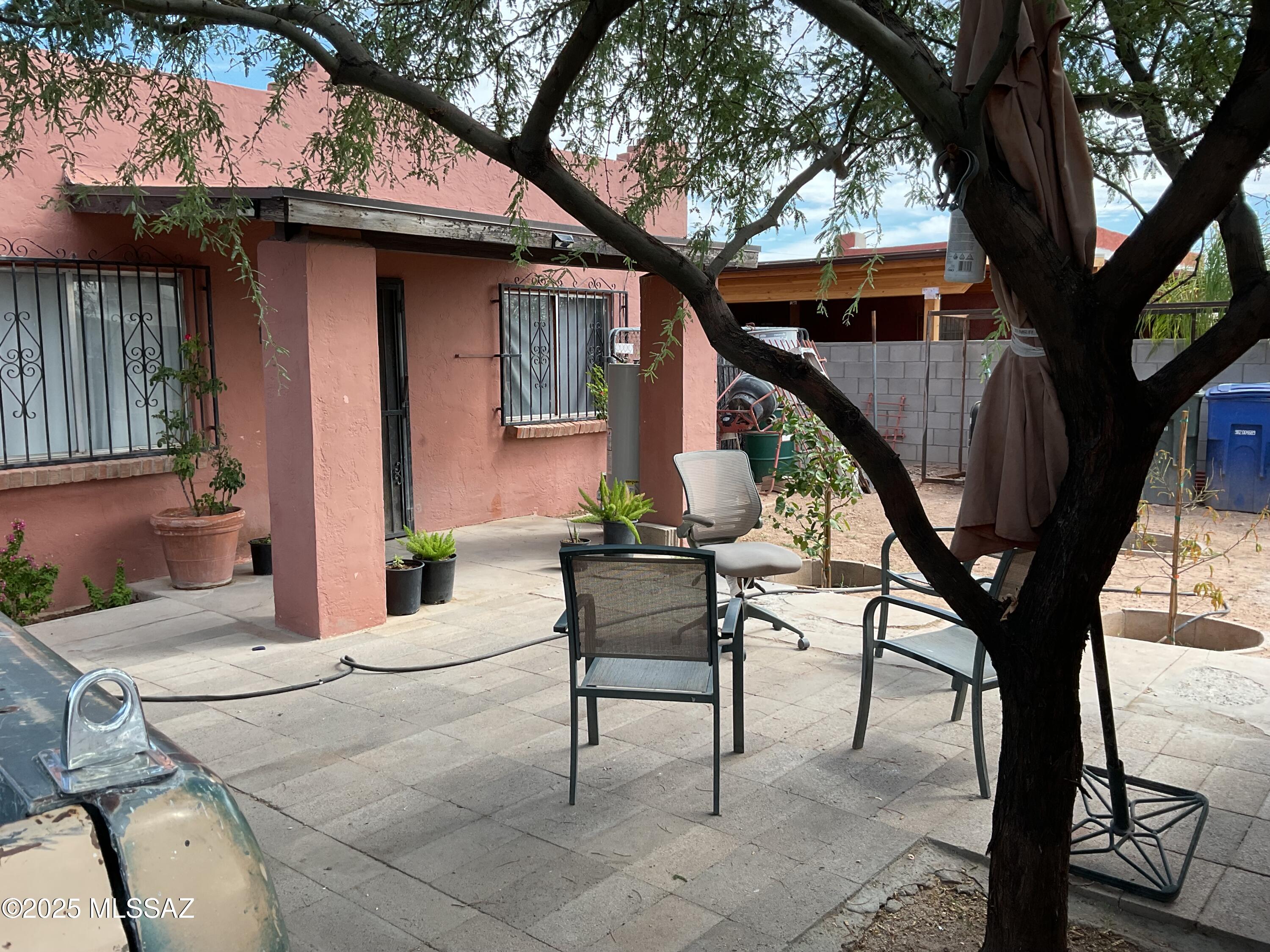 Investment opportunity! This listing is for a property w/3 one-story casitas. Currently leased. Block construction, shingle roof, gas appliances. PLEASE SEE ADDITIONAL LISTING FOR ADJACENT INVESTMENT PROPERTY W/DUPLEX BEING SOLD SIMULTANEOUSLY W/THIS PROPERTY - 303-305 E PALMDALE. These properties share the same parking lot. Tri-plex / 1-bd & 1-bth each
Unit 1 - $675/month through Jan 2027
Unit 2 - $775/month through June 2028
Unit 3 - $550/month through May 2028

Tenants pay utilities, beginning June 2026