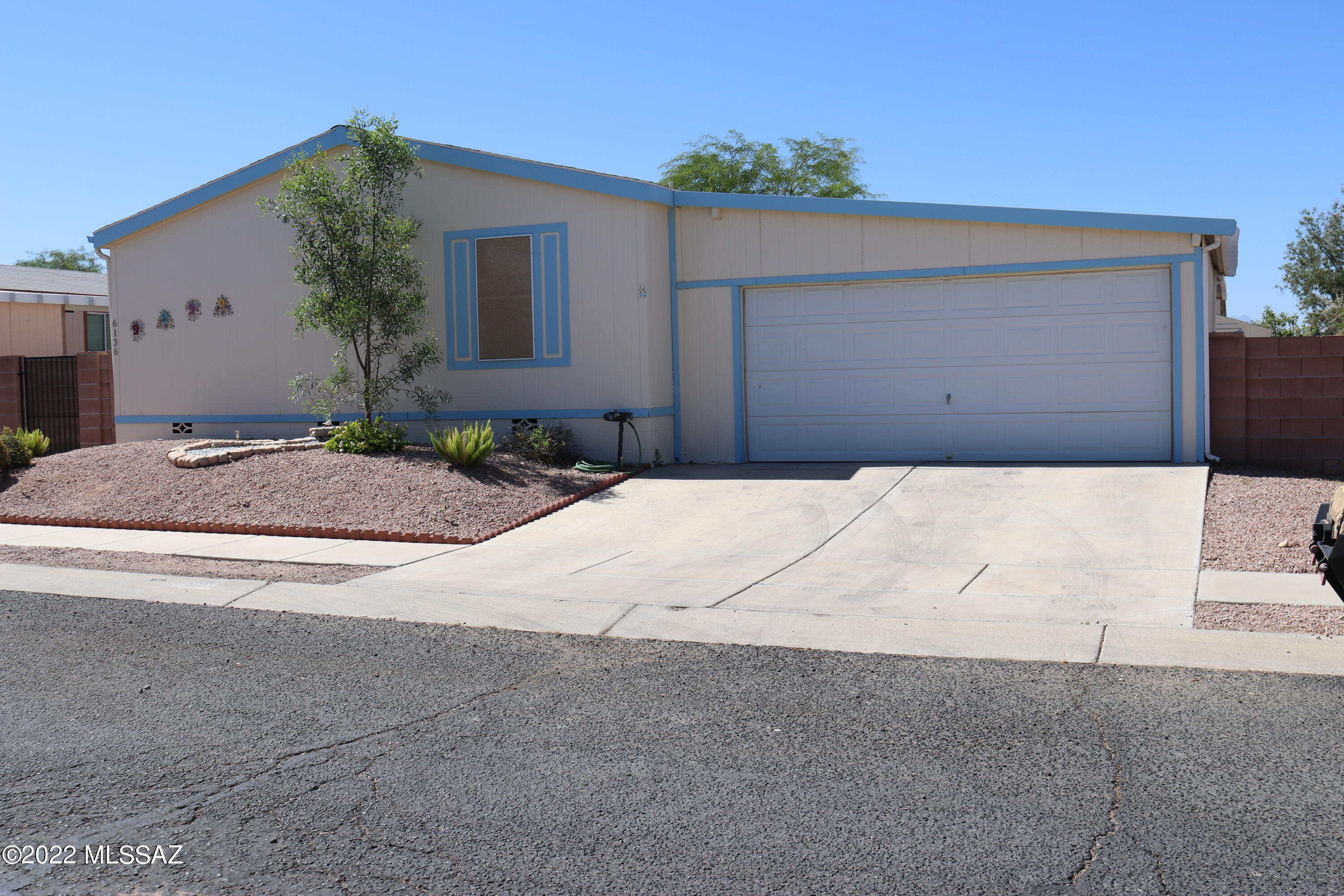 Nice 3 bedroom 2 bath home in gated community.  Split floorplan near community pool.