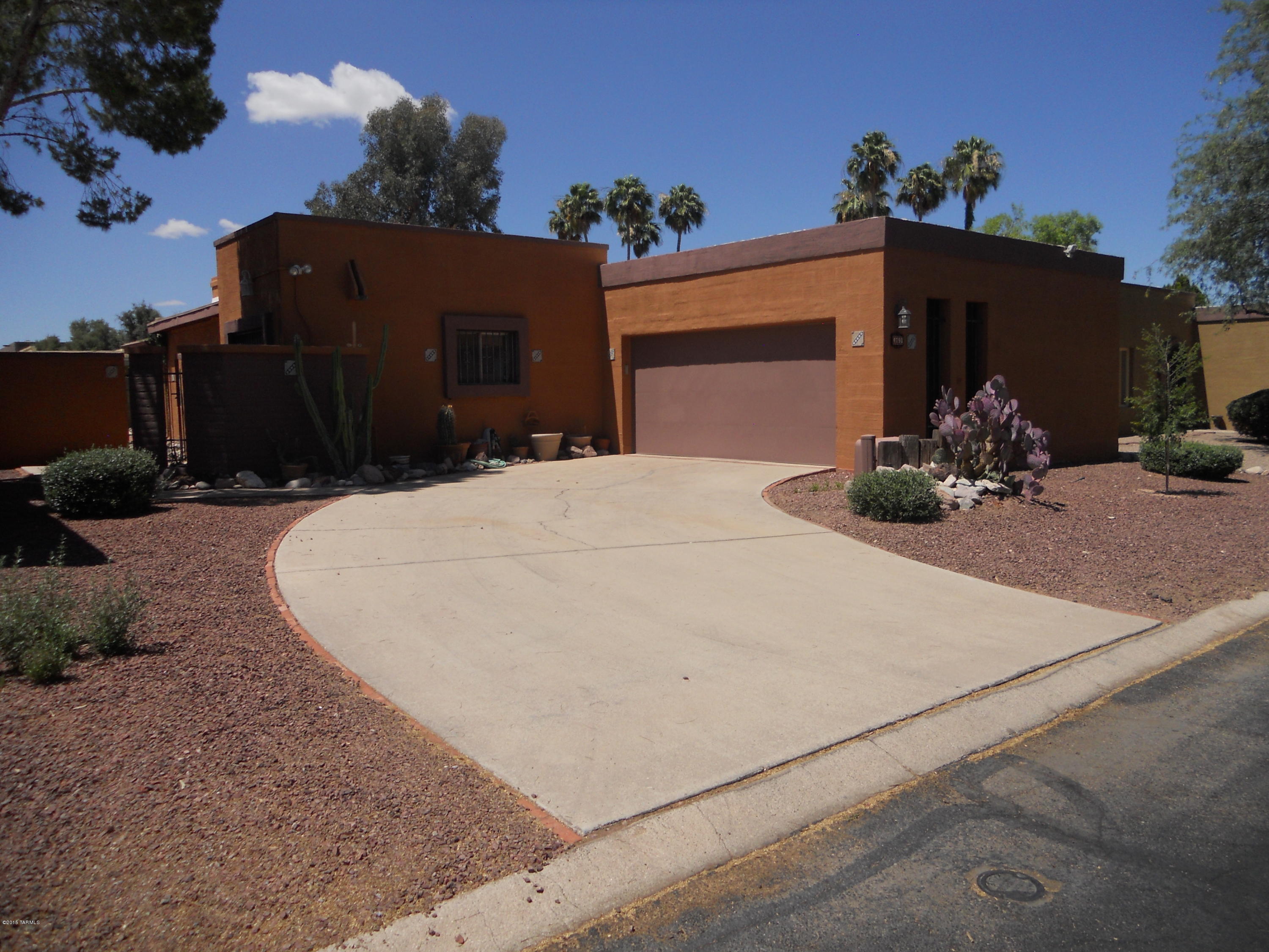 COMFORTABLE AND CONVENIENT PATIO HOME WITH OPEN FLOOR PLAN, BEEHIVE FIREPLACE, DEN, EAT-IN-KITCHEN PLUS DINING ROOM. SPACIOUS GARAGE WITH STORAGE.  WALK IN TUB IN MASTER BR BATH.  NEW CARPET AND PAINT AND WELL MAINTAINED.  GREAT COMMUNITY POOL WITH MOUNTAIN VIEWS.  WALKING DISTANCE TO RESTAURANTS, SHOPPING, THEATERS.