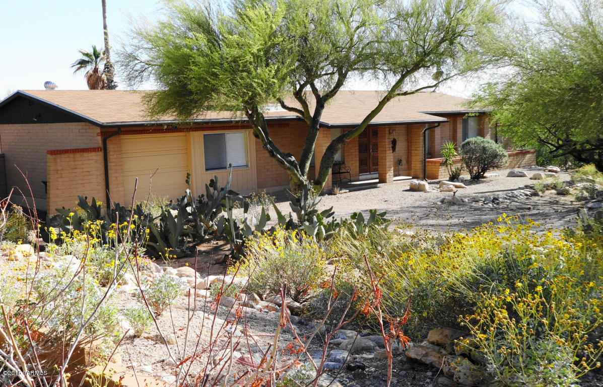 Located in Catalina Foothills this 2bdr/2ba w/Den home offers mountain views and sparkling pool!
Spacious greatroom w/fireplace kitchen w/stainless steel appliances and quartz counters.
Den has built-in for added storage.