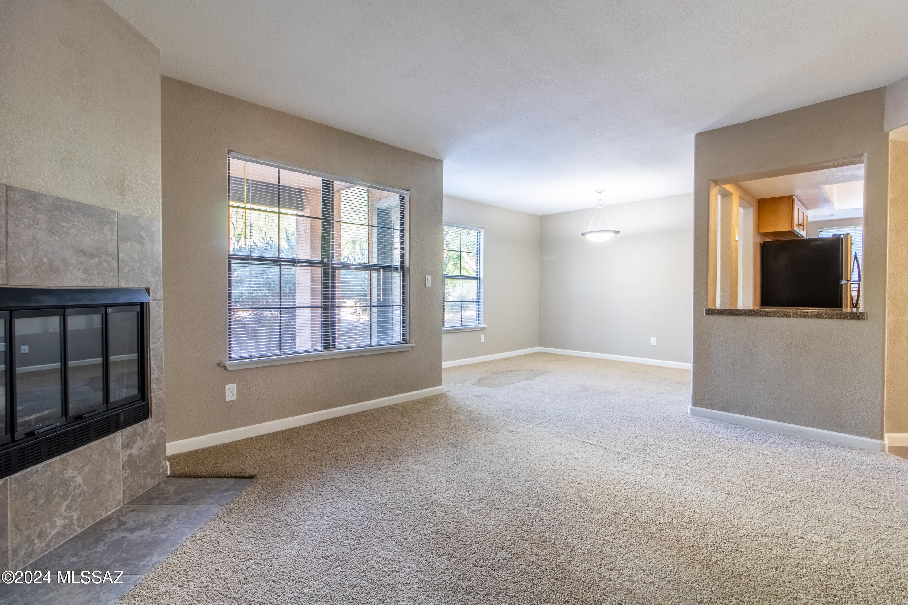 2bed/1bath condo in North Tucson condominium in the Skyline Villas community. Open floor plan with dining area, living room including fire place and private balcony, Kitchen features upgraded cabinets and pantry. Master suite includes walk in closet. Washer and dryer included. Enjoy the community pool, spa, and tennis courts.  (no utilities included)