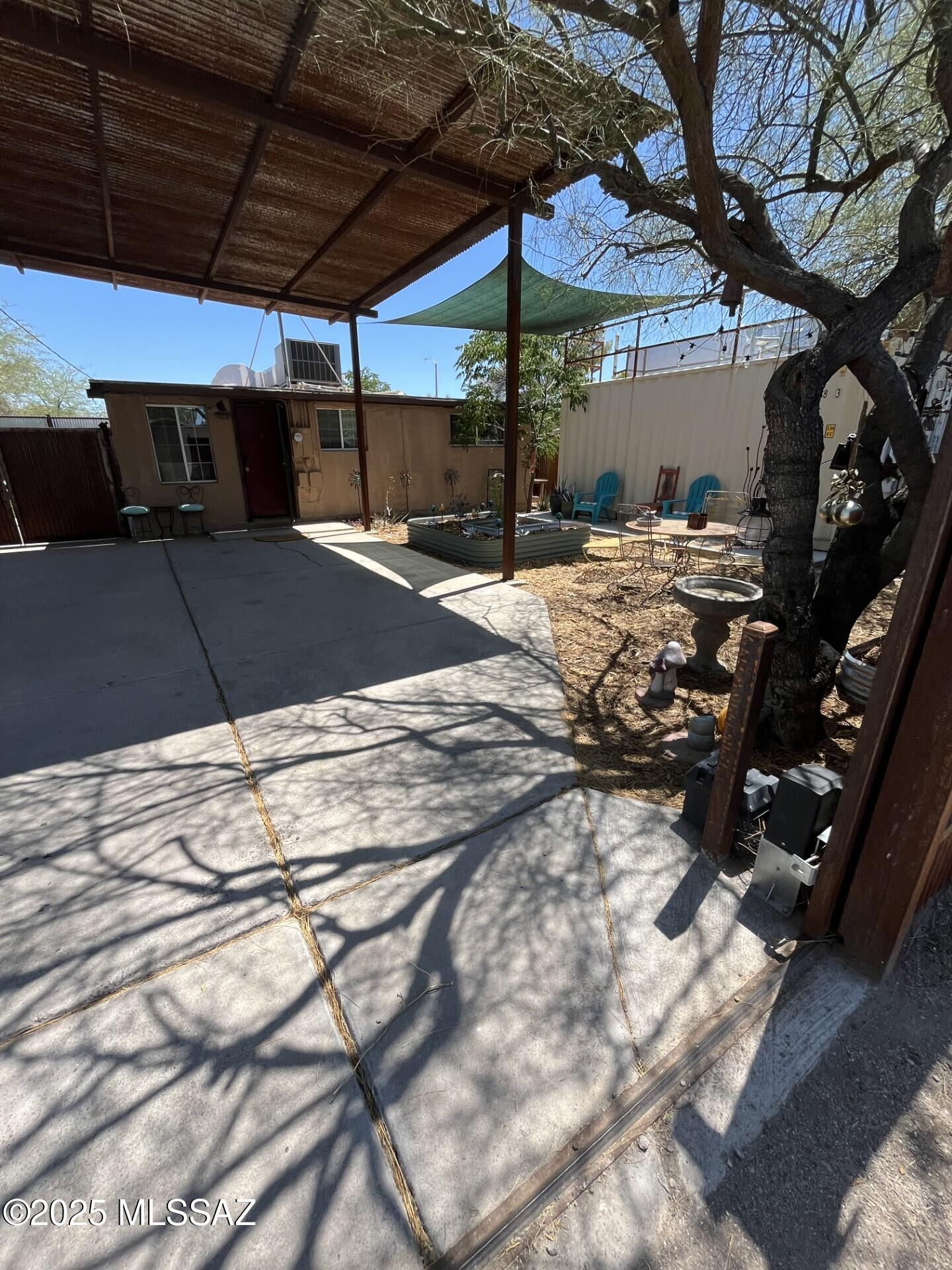 Charming 3BR/1BA duplex in historic Barrio Hollywood! Features tile flooring, modern kitchen with fridge, oven, dishwasher, and in-unit washer. Central A/C & heat. Off-street parking. Great location near downtown, UA, ''A'' Mountain, and local shops. Walkable, bike-friendly area with easy access to I-10 and river paths.

Pets welcome with breed restrictions
