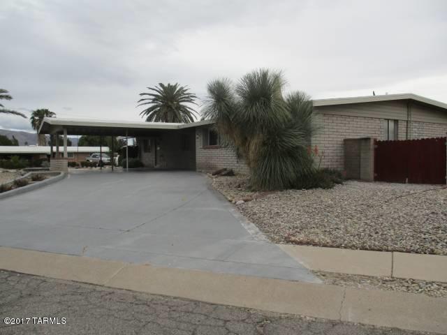 Like new 2645 sq. ft. 3 or 4 bedroom home with 3 baths. Split bedroom plan.  Large living & family rooms with fire place.  Spacious butlers pantry & utility room off kitchen. Two master suites with baths.  Guest quarters with separate entrance.  Three separate yards one with pool.  Large glassed in porch/activity room.
