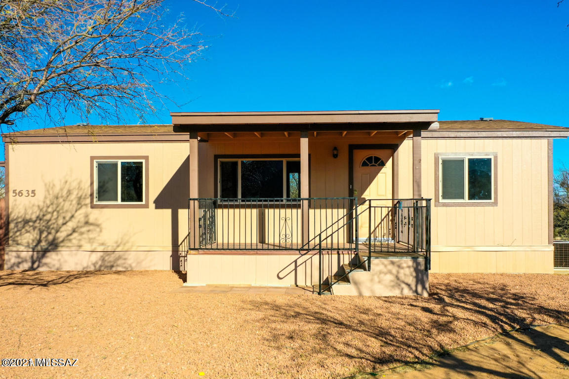 Click on 3D virtual tour to view this home. ''LIKE BRAND NEW'' BEAUTIFULLY remodeled 3bd 2ba home with amazing mountain views on
almost 1AC. Stainless steel appliances in the large kitchen complete with breakfast bar. Brand new flooring throughout. New Roof. Completely fenced. This has
a wonderfully spacious floorplan. Don't miss out on this move in ready home!