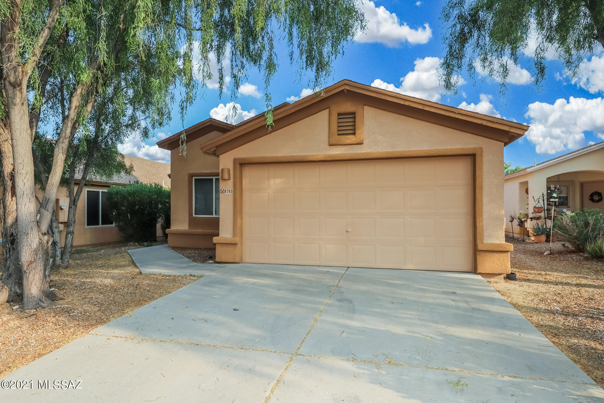 List Range Price Seller will entertain offers between $274,900-$284,900
Move in Ready! 3 Bdrm/2 Bath Beautiful New Contemporary Kitchen complete w/ brand new Stainless Appliances, Gas Stove, counter depth fridge, Stunning Granite w/ waterfall island,glass backsplash Gorgeous new White cabinets w/ crown molding & undermount sink. New recess lighting & faucet. Travertine floors in kitchen. Freshly painted interior, white baseboards throughout. Nice Laminate wood flooring in living areas, hallways and Master. Brand new carpet in 2 bedrooms Laundry Rm washer/dryer stay HOA only $40.75 per Qtr! 2-10 Home Warranty Supreme plan paid by Seller (up to $600). Close to grocery, pharmacy, Purple Heart City Park, gas, restaurants & Vail schools. Easy access to DMAFB, UA Tech Park  & I-1