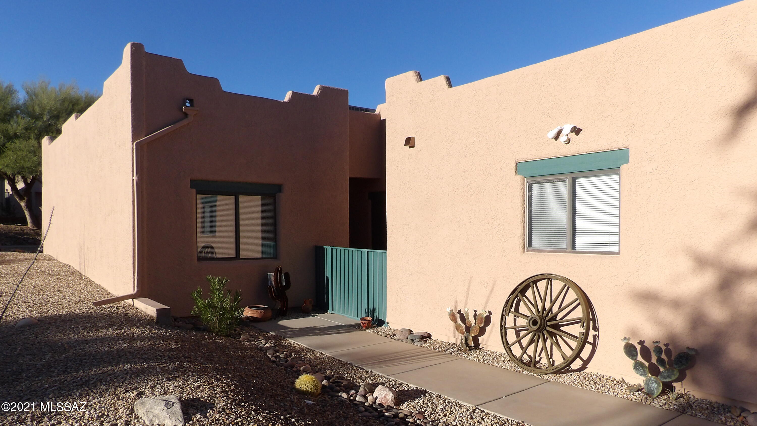 Beautiful Townhome in the heart of Green Valley. Great Room, 2 Bedrooms, 2 Baths and a 1 Car Garage with lots of Storage. Updated Kitchen Counter tops Camden Quartz, newer Appliances, Tile Floors, Enclosed Patio.  Close to the Las Campanas Recreation Center (GVR).  Must See !!!