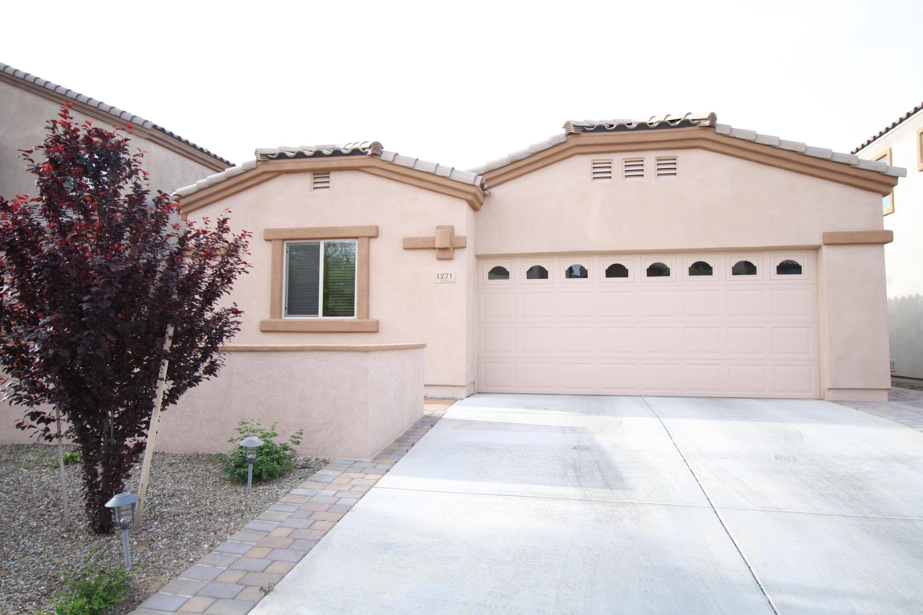 Beautiful 4bd/3ba ''Next Generation'' home!
Main house has 3bdr/2ba with attached 1bdr/1ba Casita w/garage entrance from courtyard.
Gorgeous travertine tile floors throughout!
Kitchen w/granite counters, upgraded cabinets and stainless steel appliances.
Extended covered patio w/mountain view.