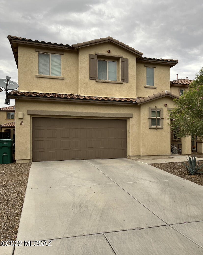 Don't miss out on this Beautiful 3 bedroom, 2.5 baths, 1,650sf home in master planned community Rancho Sahuarita. The Kitchen offers Stainless steel appliances, Gas range with Granite countertops on a spacious Kitchen Island. This home is a well taken care of home and still looks new, make sure to add this home on your viewing list.
This home is walking distance to North Satellite Park. Enjoy all that Rancho Sahuarita has to offer such as the Club house, Lake, Parks, swimming pools/water park, Jogging, bike paths, Gym and much more.