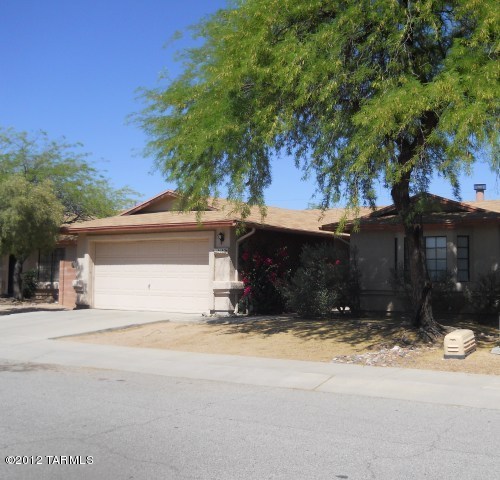 Once you’re inside this comfortable home, you won’t want to leave.  It features a spacious kitchen and a central fireplace that can be enjoyed from the living and dining areas. Don't miss the garden tub in the master bath!  Relax on the back patio, play at the park or splash in the community pool.  This home can be rented for 12 months or longer.