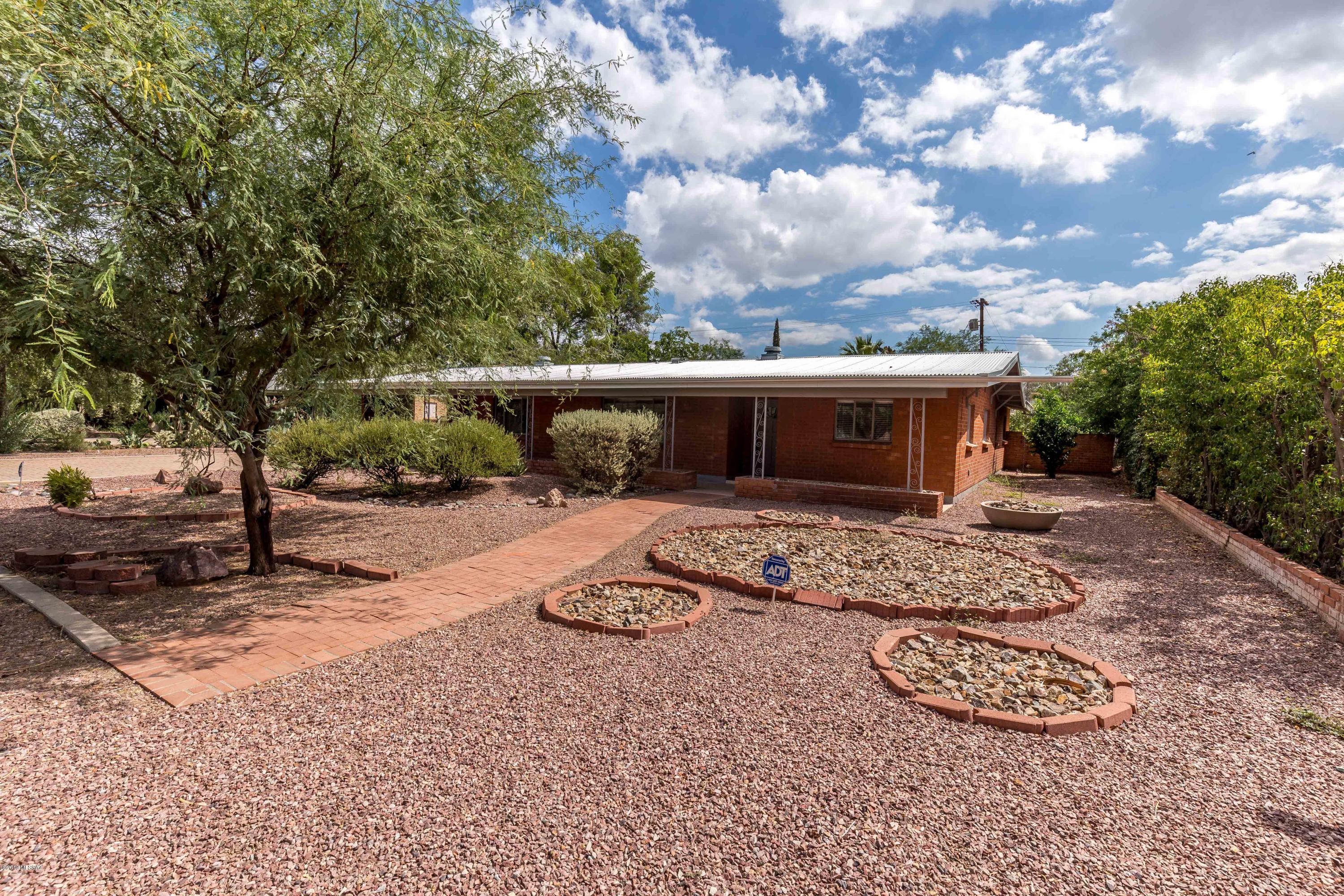 Beautiful Brick ranch in Historic Catalina  offering  Spacious 4 bedroom/Den, open floor plan with lots of natural light. Updated kitchen with silestone countertops and maple cabinets. New updated bathrooms. Family room with fireplace off kitchen. Formal dining room for entertaining. New wood flooring, A/C and metal roof. Huge backyard for entertaining and gorgeous brick driveway.close to U of A and UMC
Call Angie Pena at 520-331-1194