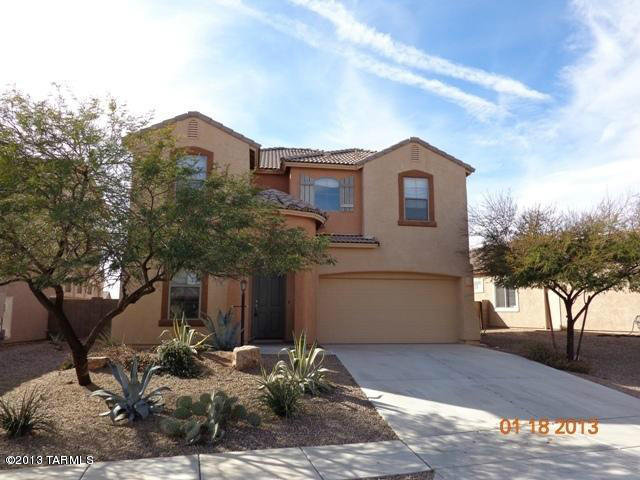 4bdr/2.5ba Oro Valley home w/greatroom, spacious kitchen w/granite counters, den, large master bedroom w/ensuite all bedrooms have ceiling fans and
designer window coverings. Relax in your fenced backyard w/pool and covered patio.