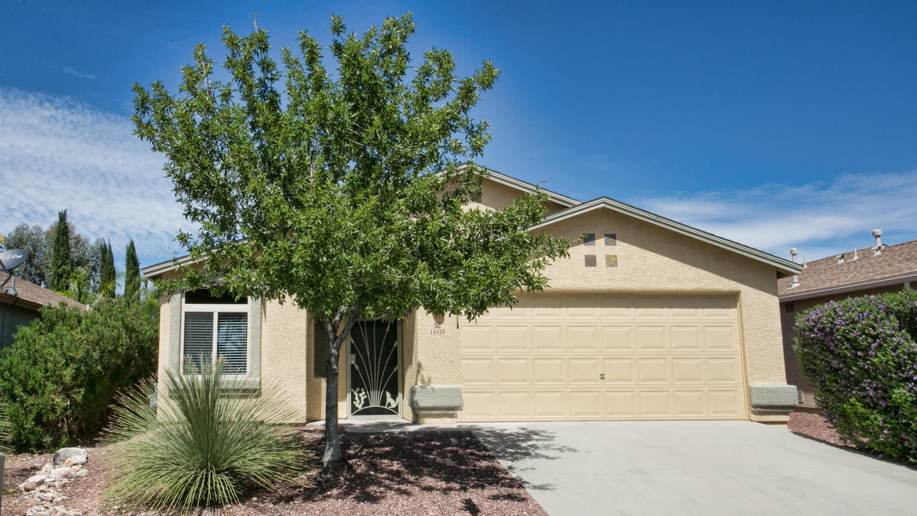 Spacious remodeled and upgraded 3 bedroom, 2 bathroom home in Rita Ranch and the excelling Vail School District. This clean move in ready home can be yours today - NOT a short sale or bank owned. New flooring, interior and exterior paint as well as upgraded fixtures throughout. This fantastic opportunity has an incredible floor plan. Inside you will find a formal living room and dinning area, a nice size kitchen with an island, an additional dinning area and a family room. Schedule your private showing today before its gone.