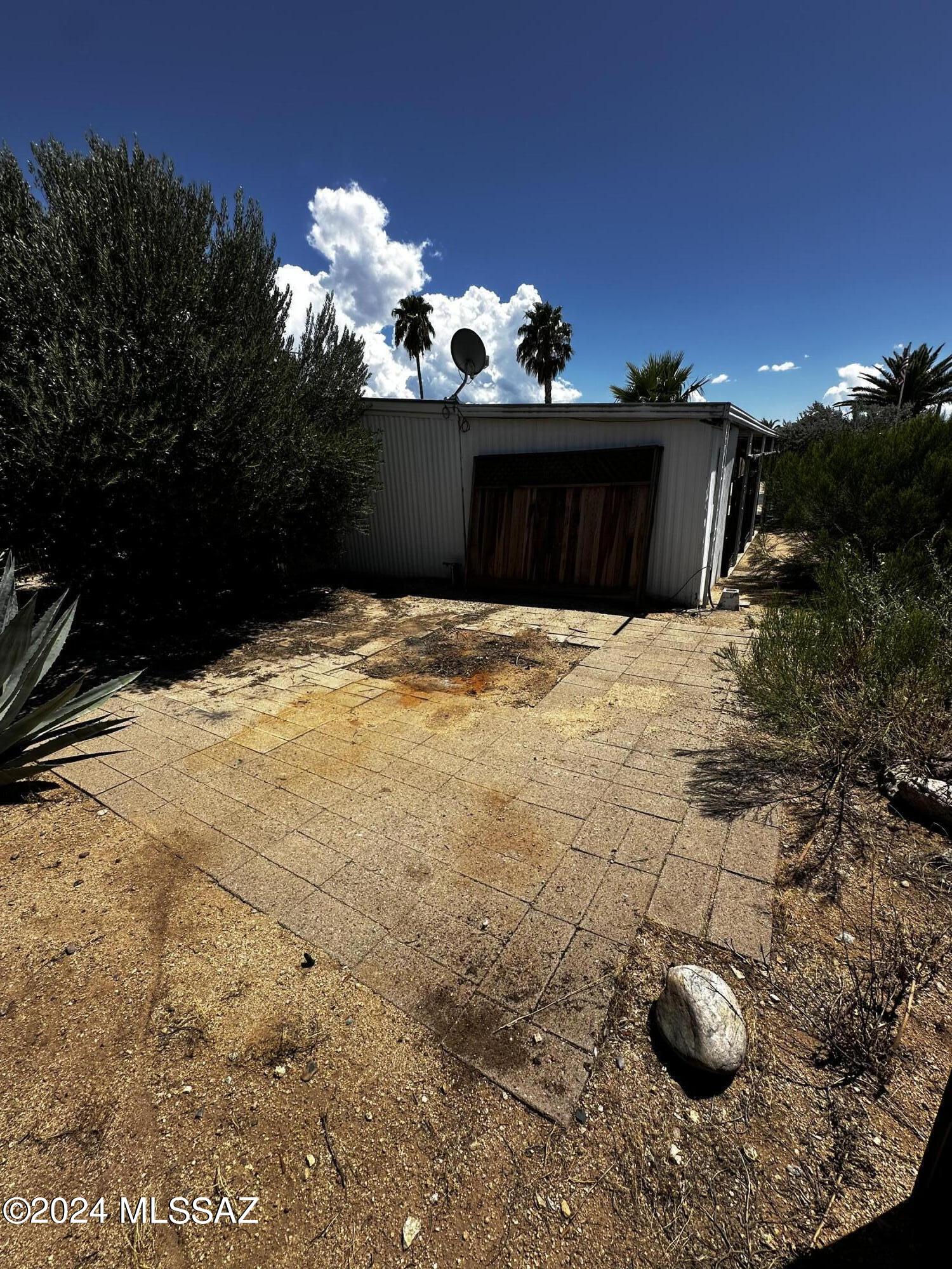 Motivated Sellers, will look at any offer! Investor Special! Fixer upper! Perfect for investor, or anyone looking for a great deal. Needs repairs and TLC. Property is being sold ''as-is''