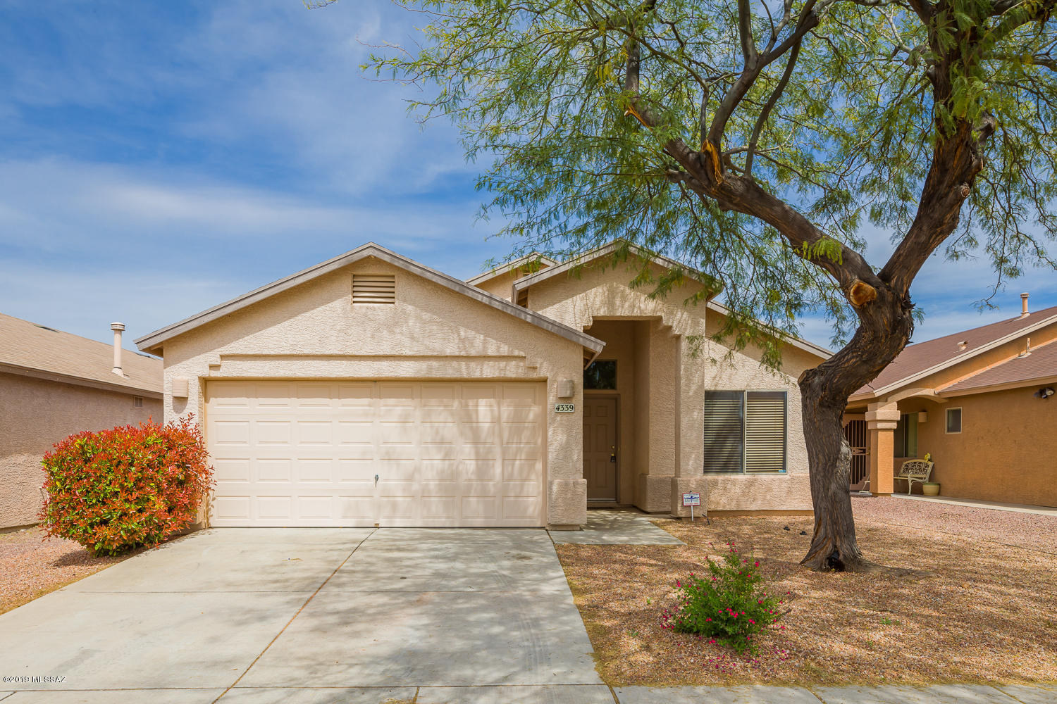 Move-in ready home in the Desert Vista Terrace subdivision! Freshly painted interior, great room floor plan, and located convenient to all Tucson has to offer. Dual sinks in master with large closet. Plenty of counter space in kitchen with island. Huge backyard with endless potential. Don't miss out- make it yours today!