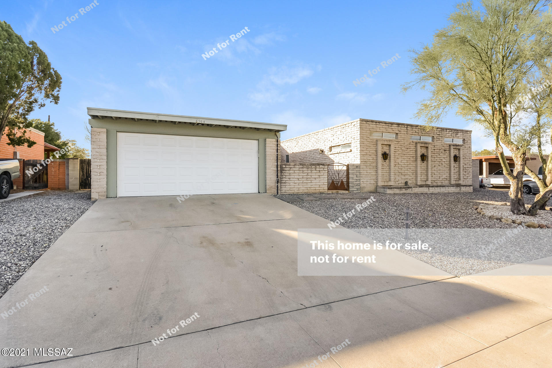 This Tucson one-story home offers a two-car garage. This home is vacant and cleaned regularly.