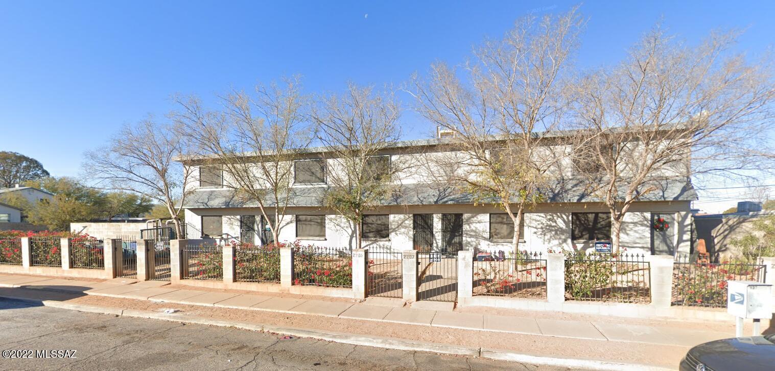 OWNER/AGENT. This property is located, 5 minutes from the University of Arizona, Pima Community
College, and the ever-growing Downtown Tucson area, with lots of dining and shopping options to choose from within walking distance. Located in the central neighborhood of Balboa Heights, with Interstate 10 serving as the southwestern border of the neighborhood, residents are at arm's reach of great attractions like the breathtaking Saguaro National Park as well as the vibrant nightlife of Downtown Tucson.These 2 bedroom, 1 bathroom units are spacious for tenants at 995 sqft per unit. The units all feature updated kitchens and bathrooms, including stainless steel appliances, and units are tiled throughout the common areas. In-unit washer and dryer hookups, and off street parking is available. The property has been occupied for the last 10 years,
so this opportunity to invest when all of the units are vacant will not come up again.
