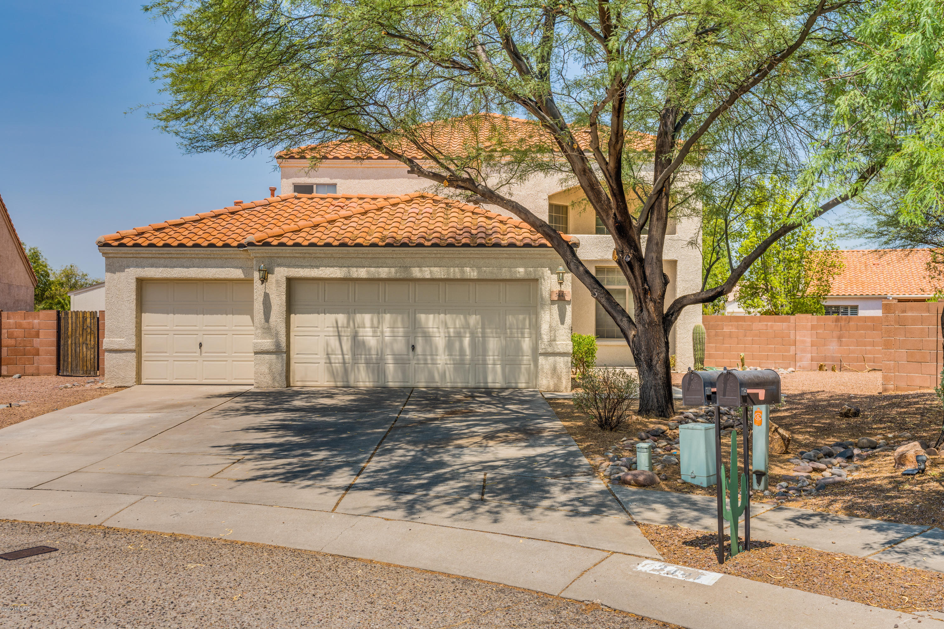 This block and steel frame Becklin house boasts a very nice layout. Large ceramic tile laid diagonally in all the heavy traffic areas & brand NEW pad & brand NEW neutral colored carpet coming next week to the stairs and upstairs bedrooms. Kitchen & breakfast nook area open up to the family room making this home ideal for entertaining. There is a large, formal dining room for those lucky enough to be the designated house for the holidays or for those who just prefer a more intimate, traditional dining space. There is a bedroom & full bathroom downstairs that serves as a great guest suite or in law quarters. Upstairs you'll find the other 2 bedrooms which share a jack & jill bathroom & the spacious master suite complete with a balcony that overlooks the backyard. The deluxe bath has a dual vanity, soaker tub, walk in shower & a huge walk in closet. This home is situated in a cul de sac on a premium lot with a north facing backyard with endless possibilities. Further endear yourself to this home by taking the blank landscape yard & set the stage for your imagination to go to work & make it your own... pool, play area, garden... there's room for all of it. 3 car garage is an added bonus for excess cars, or a workshop & it's complete with built in storage cabinets. Hurry, come & see this beauty today before it flies off the market.
See list of improvements under the documents tab.