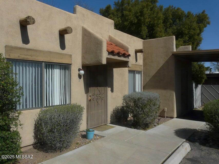 Fantastic Santa Fe 2 bedroom 2 bath townhome. This is a corner unit with extra backyard space. Home has a large family room with a nice fireplace. This home is also equipped with a washer and dryer. Location is close to shopping, restaurants and entertainment.
