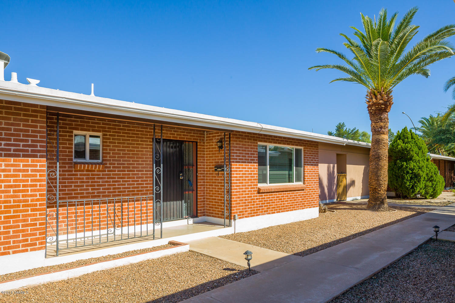 This hidden gem is ready for a new owner. Fresh interior paint, updated bathrooms,lots of neutral tile,
Appliances stay including washer and dryer. Gas Stove is new. Spacious Great Room, Kitchen with eating bar, covered patio, carport for 2 cars, NO HOA fees, A/C. Near Davis Monthan, shopping, restaurants. This patio home is in a complex of 4 homes. Don't miss it!!