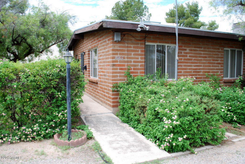 Good Sized 1 Bed 1 Bath in Small Midcentury Midtown Complex. Miramonte Park and Right on 3rd St Bike Path. 585 SQ FT and tons of vintage character. Private entry with front yard space. Very clean and ready for new tenants. Brand new carpet and paint. Living area with vaulted wood beam ceiling and separate dining nook. Kitchen has original  floor to ceiling hardwood cabinets, full size fridge and gas stove. Bedroom has ceiling fan.  Full bath with vintage pastel tile and lots of cabinet space. Off street and covered parking, central A/C & Heat. On site laundry. Water/sewer/trash included in rent price. This home is offered as NON-SMOKING. ONLY SERVICE OR ASSISTIVE ANIMALS WILL BE ALLOWED.