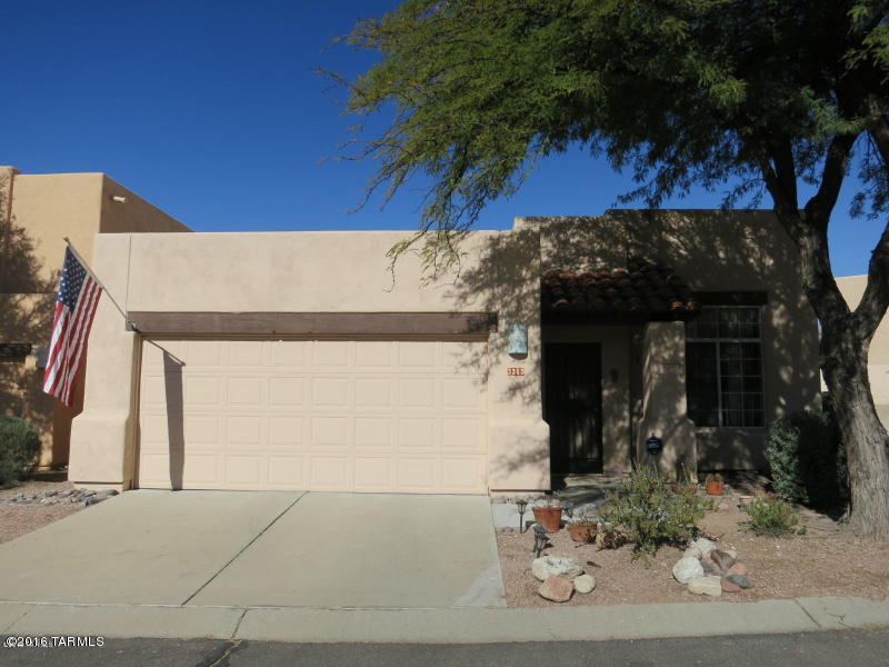 Excellent opportunity to live in a private, peaceful Northeast community. Versatile floor plan with flowing interior and functional, interesting
niches and ledges throughout. The kitchen opens to the family room so the cook doesn’t feel isolated, while the formal dining room is great for
intimate meals. Bright and open with high ceilings. Freshly painted and new carpet, ready for your personal touches! The tastefully landscaped backyard is perfect for year-round use. Close to the River Walk, community pool, and convenient to
Tanque Verde/Sabino Canyon intersection.
