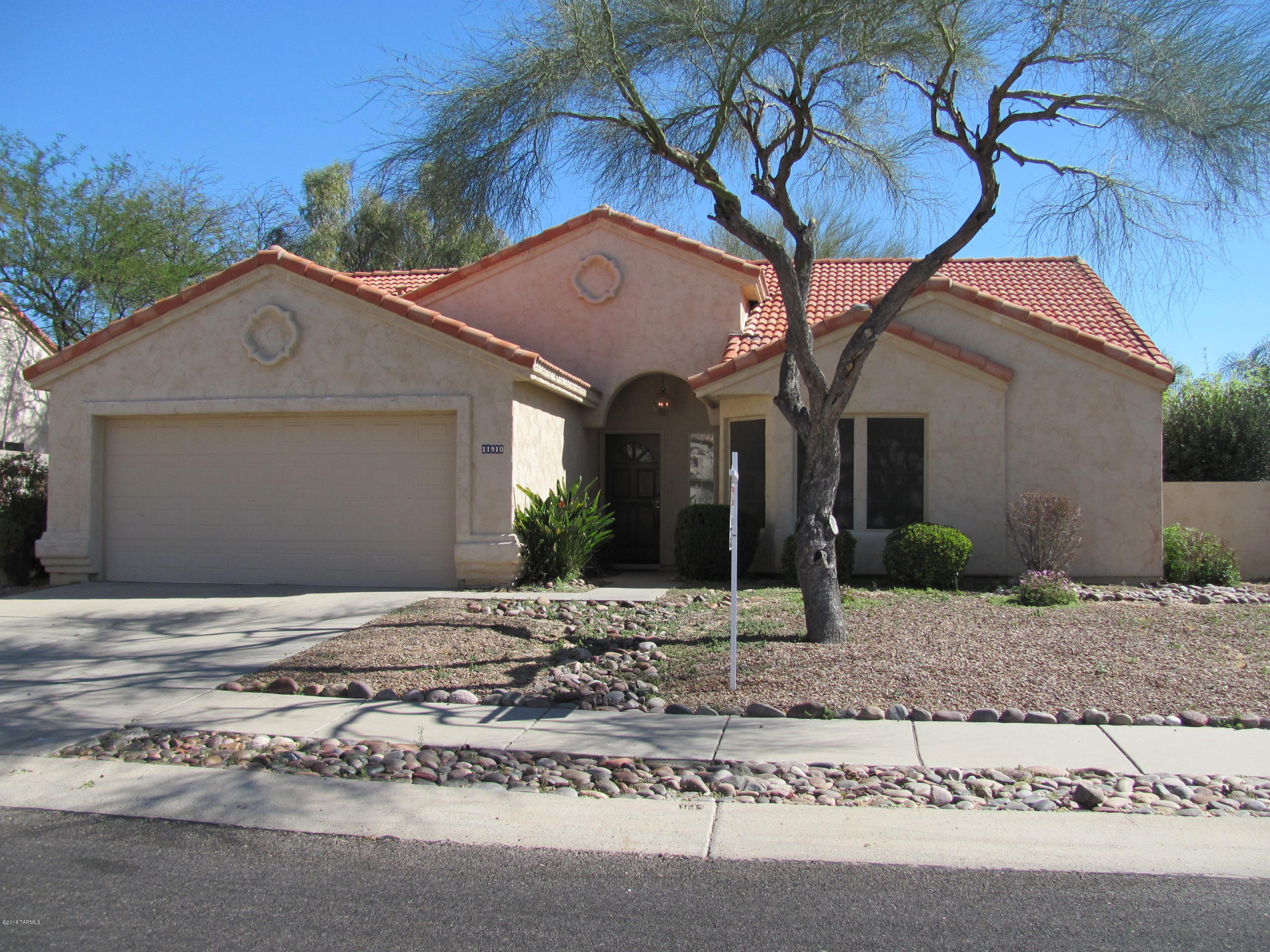 Immaculate home for a great price! Beautiful 3br/2ba home offers, fresh paint on entire interior of home, new tile and new carpet. Spacious split bedroom floorplan, with open kitchen/eat in area w/plenty of counter  space and large living room with fireplace. Nice master suite w/master bath w/garden tub and separate shower. Backyard offers extended patio and large backyard with tons of vegetation and mountain views.
New heat pump! Make this home yours today, it won't last long!
