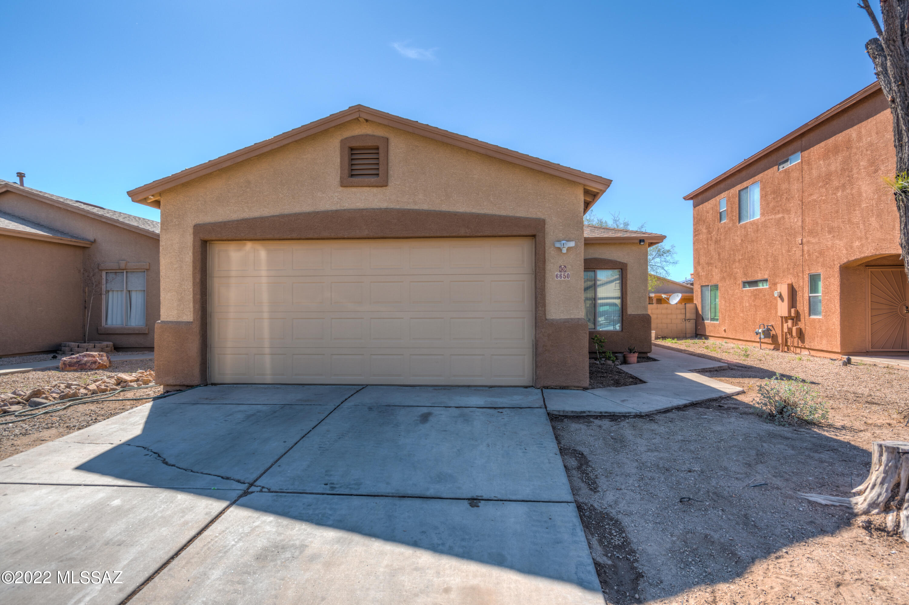 Don't miss your chances on this fantastic home now available in a great Southwest side location. This beautiful home boasts almost 1,400 square feet, modern style and built in 2003, 3 bedrooms, 2 full baths, open floor plan, and high ceilings. You will love the updated and bright kitchen that opens to the dining area and living room, covered patio, 2 car garage, and tile in all high traffic areas. This is one of the nicest homes in this price range. Come view it before it's gone!!
***OPEN HOUSE SATURDAY FROM 11 AM TO 1 PM*** Join us !!