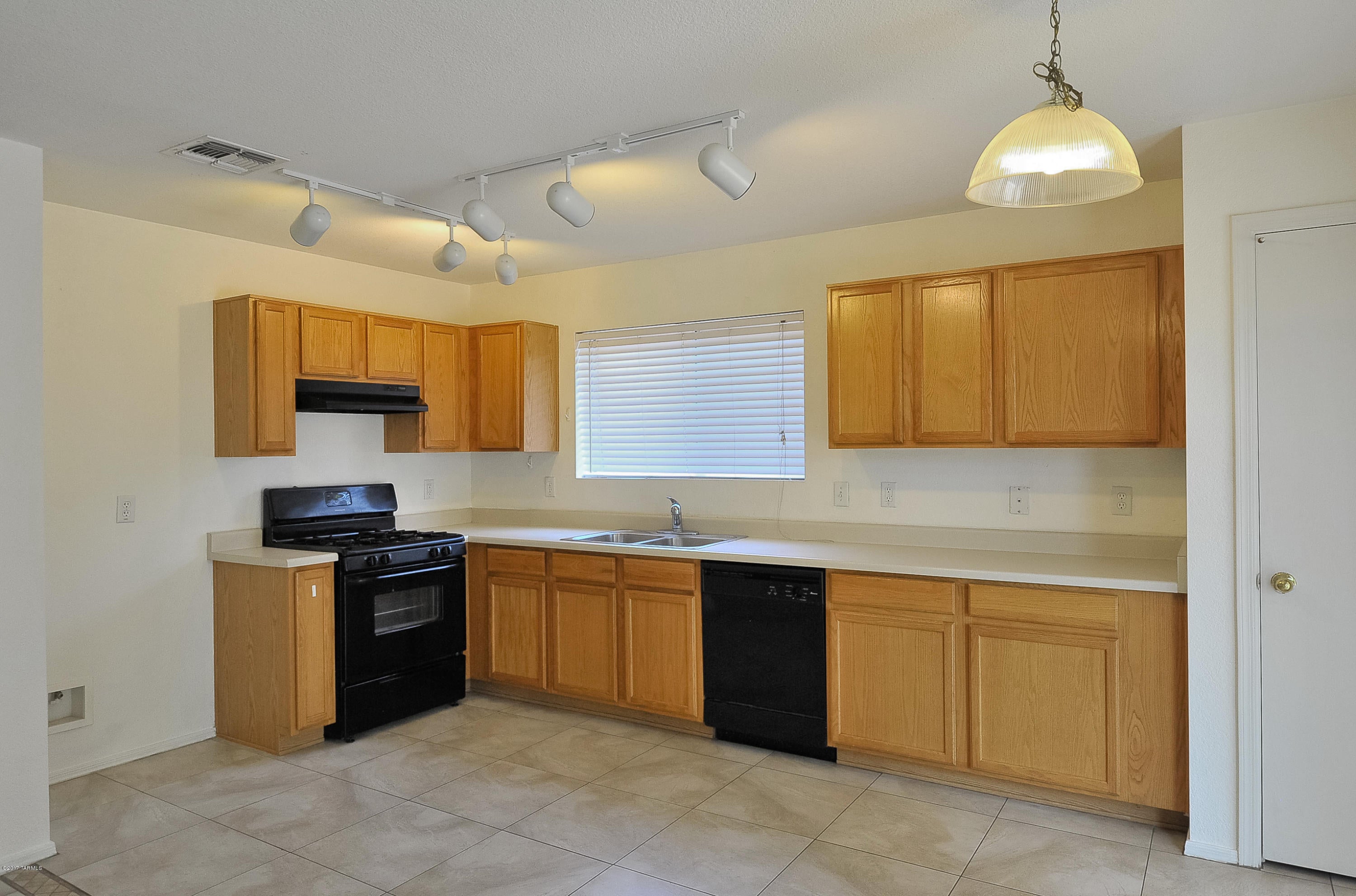 Casas Adobes West (1-220) - Residential Lease