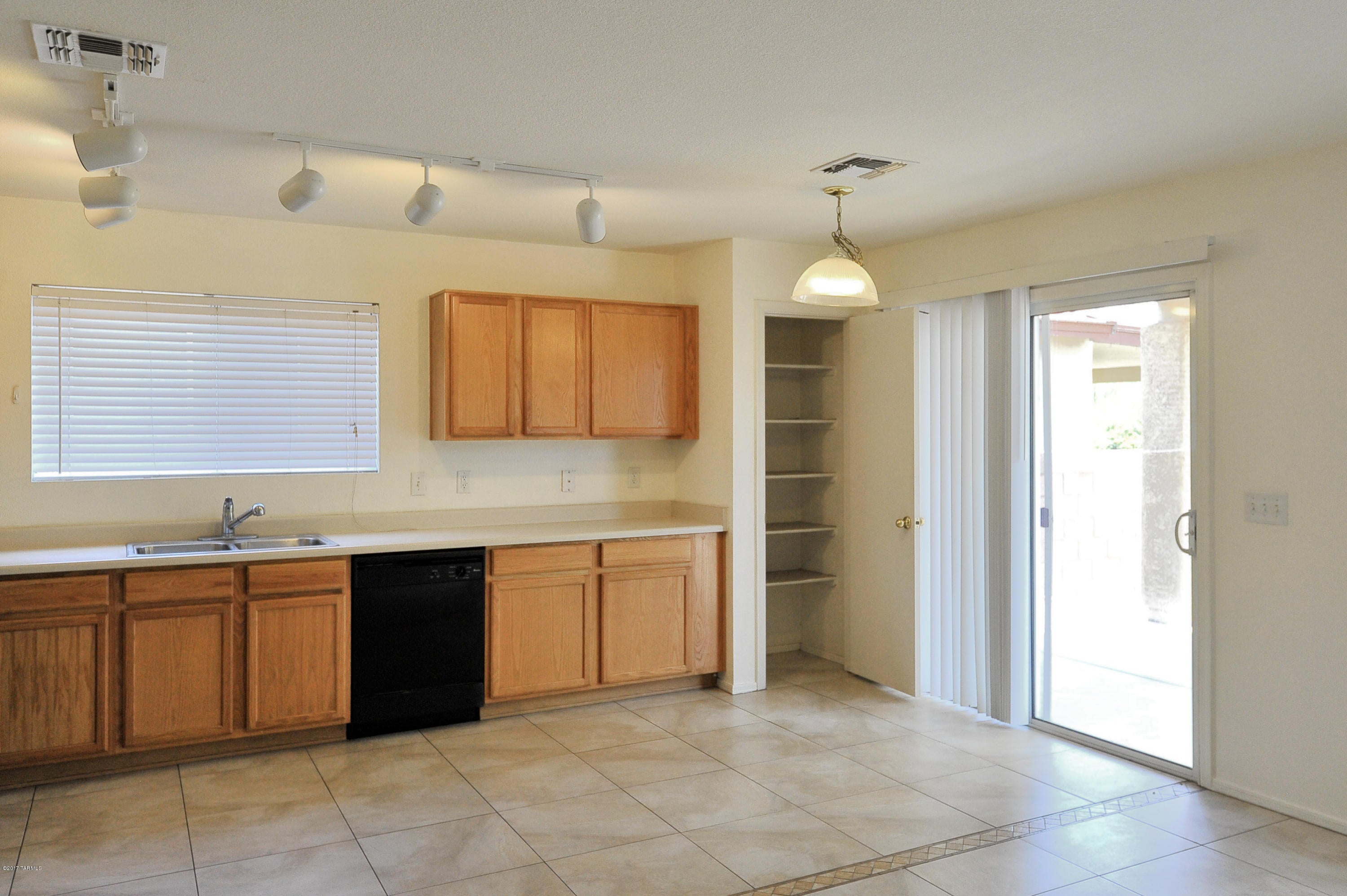 Casas Adobes West (1-220) - Residential Lease