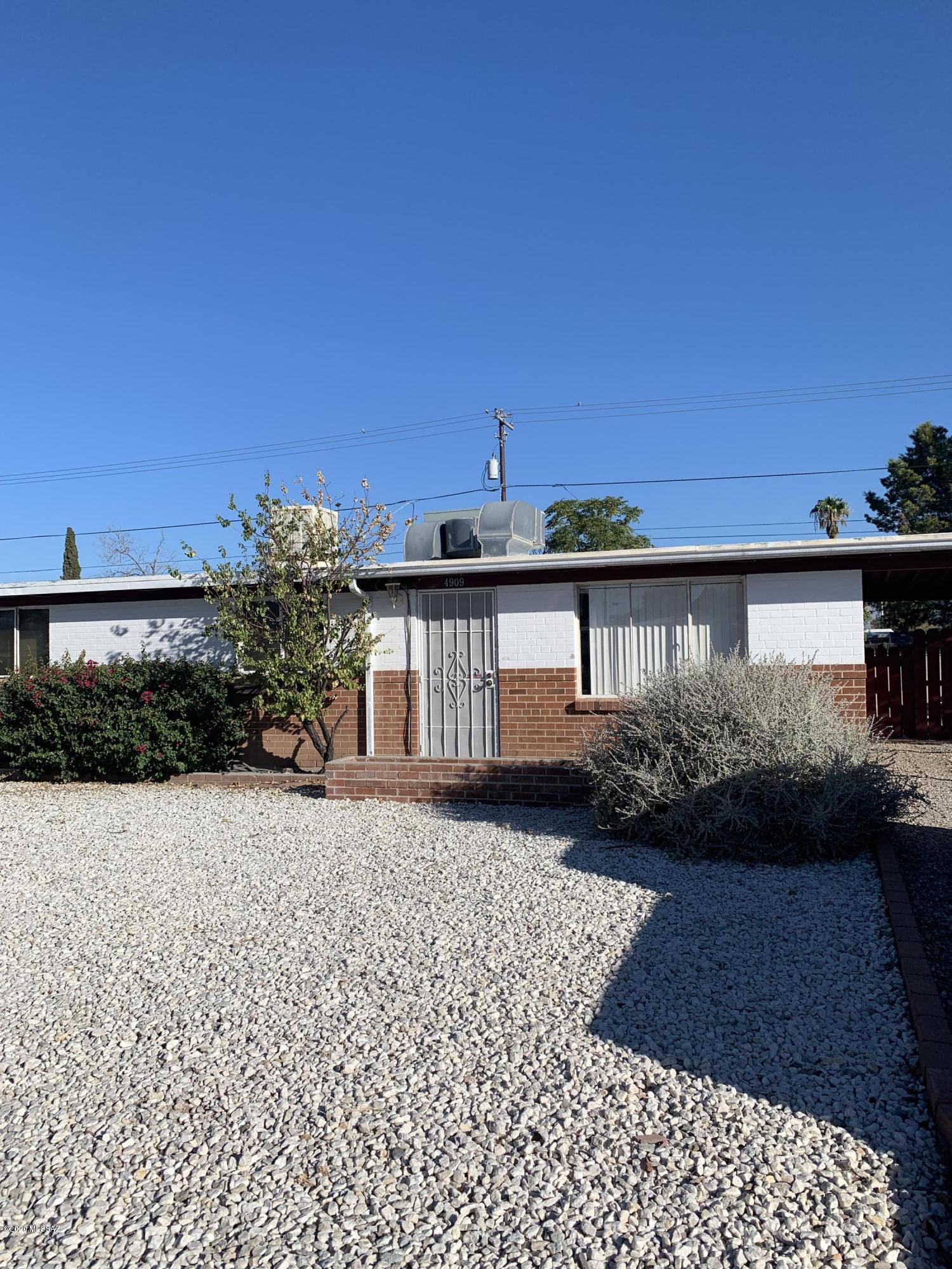 3BR/1.75BA house with HUGE BACKYARD. Ceramic Tile in the main areas of the house with wood laminate floors in the bedroom. House comes with a storage shed and large laundry closet. Call to schedule a viewing.