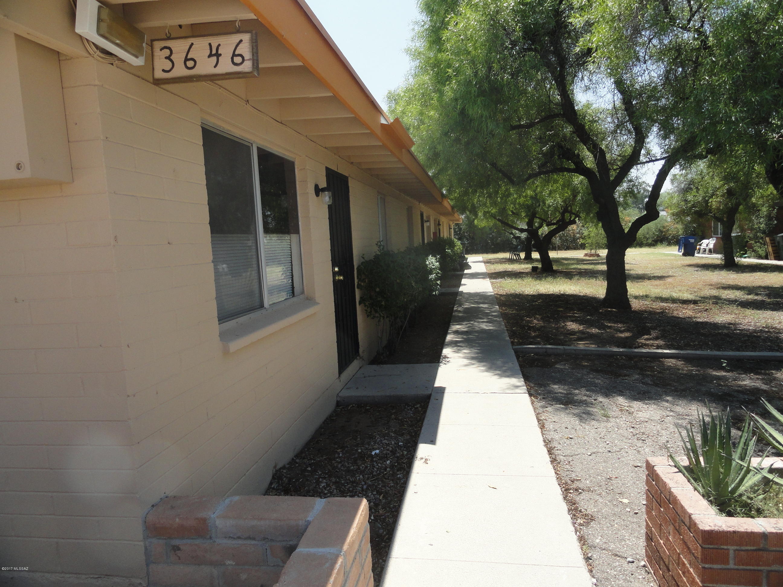 Cute 2 bedroom/1 bath unit WITH A/C.  Large common area center court and large grassy common are at the end of units.  Owner will consider Section 8