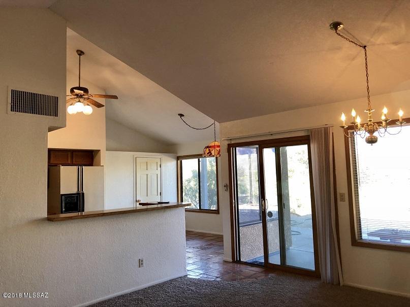 Cozy home located in Oro Valley.  Large four bedroom, three bathroom, house with lots of yard space with panoramic view. Call 520-615-9693 or email axiomforrent@gmail.com to schedule an appointment to view this property.