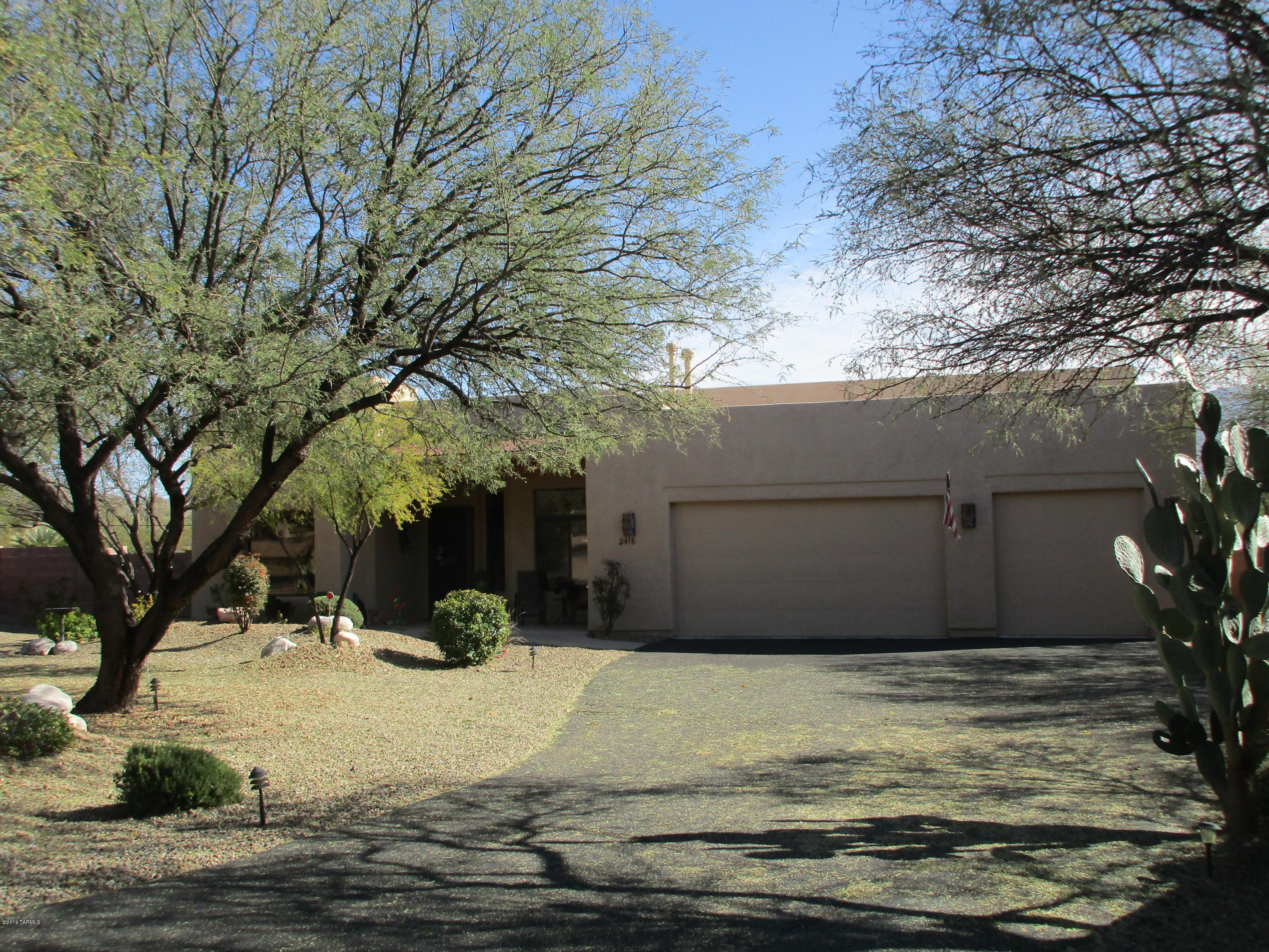 Located in the Tanque Verde Valley, in a boutique gated subdivision with only 12 homes, you will appreciate the warmth and ''family''  of your neighbors.  Note the great room open floor plan, 18'' tile, 12' high ceilings, gas cooking, granite counters and 42'' kitchen cabinets with pullouts. Two spacious guest bedrooms also have walk-in closets. The home is light, bright has an east facing back yard for summer BBQ's in the shade! With .84 acres, there is plenty of room for a pool, tennis court, play area for the kids and their pets! And a mountain view as well. EZ access to Catalina Hwy for a quick trip up Mount Lemmon and hiking. Seven miles from Costco and the Tucson Medical Center,  shopping, restaurants, banks.... everything. APPRAISED AUG 2016 $530,000!! Come see. You'll like it!!