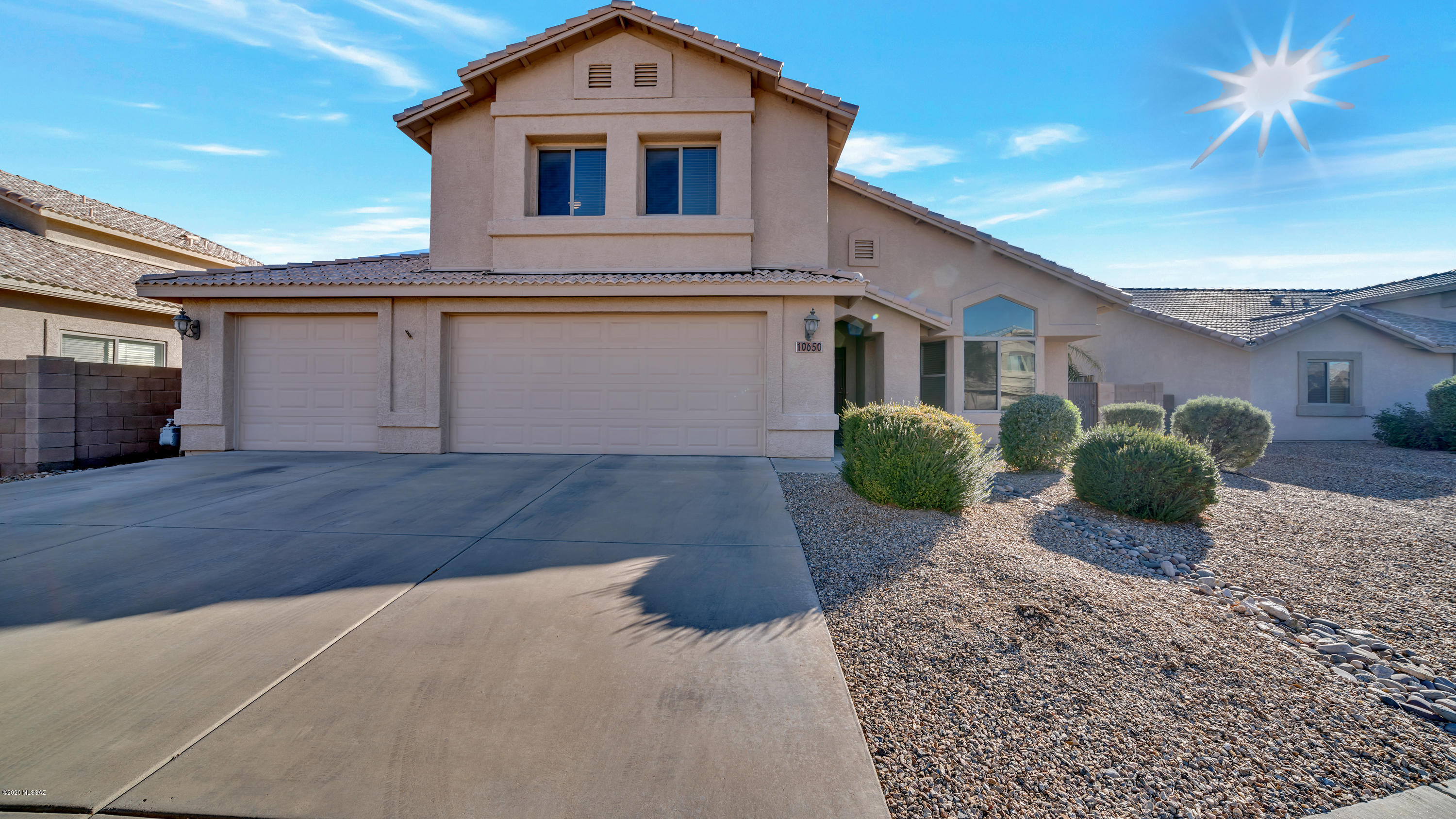 Enjoy the best of both worlds in this spacious home - minutes away from all the conveniences but still 
located in the Vail School District. Nestled in the beautiful Mesquite Ranch community, this 5-bedroom house is move-in ready, with an oversized bedroom downstairs accompanied by a full bathroom. A huge family room, breakfast nook and separate living room with formal dining area makes this a home for entertaining. Don't miss the custom tile backsplash in the kitchen. The second story includes three guest bedrooms and the inviting owner's suite with walk-in closets, large bathroom and private balcony. A shady covered patio extends the width of the home and a lush lawn and cool backyard is ready for you to enjoy. More features and upgrades than we can list here - come see it today!