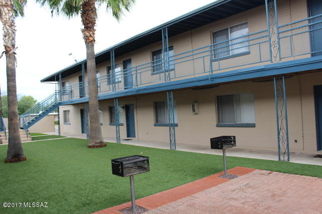 54 units mix of 2br/1br studio and a 3br
located in north central Tucson
close to TMC. Nice condition, masonry construction-