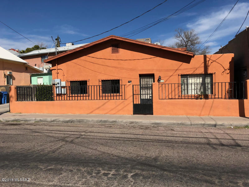 Income property apartment rents for 400.00 and the main house rents for 600.00 Walking distance from the border.
Main house has a new roof and a A/C unit tile flooring. Apartment in the back needs some care.