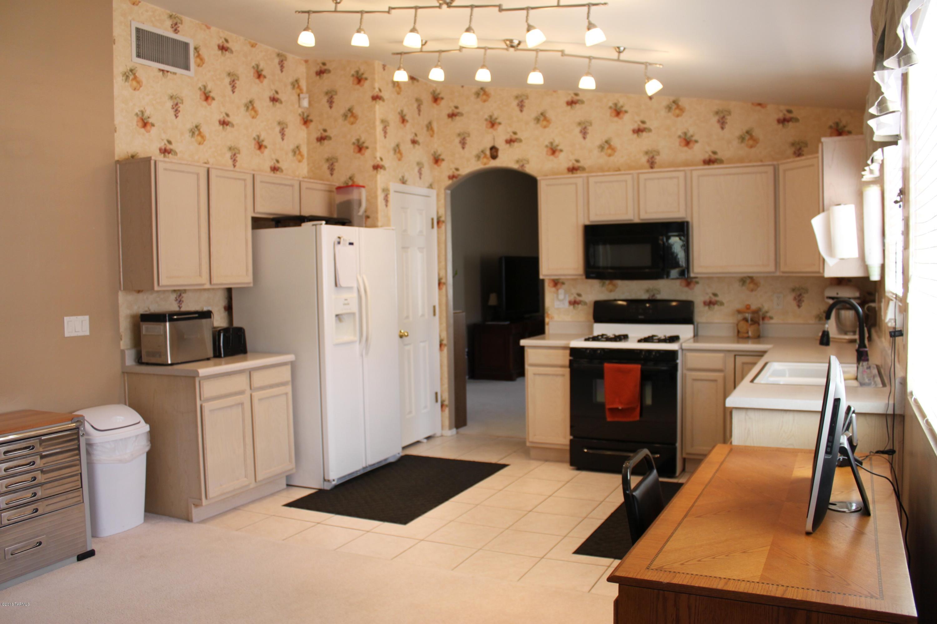 Seller will only accept offers at $195K or above. Beautifully maintained 3bd/2bth home that backs up to well vegetated wash in Oro Valley! Bright and open floorplan with separated Formal Living Room from Kitchen and Family Room. Very private backyard that backs up to a wash with covered patio just waiting for the pool. Down the street from Park and elementary school.  Close to shopping, restaurants, schools, parks, and businesses in Oro Vally. Home shows pride of ownership! Hurry to view and buy!