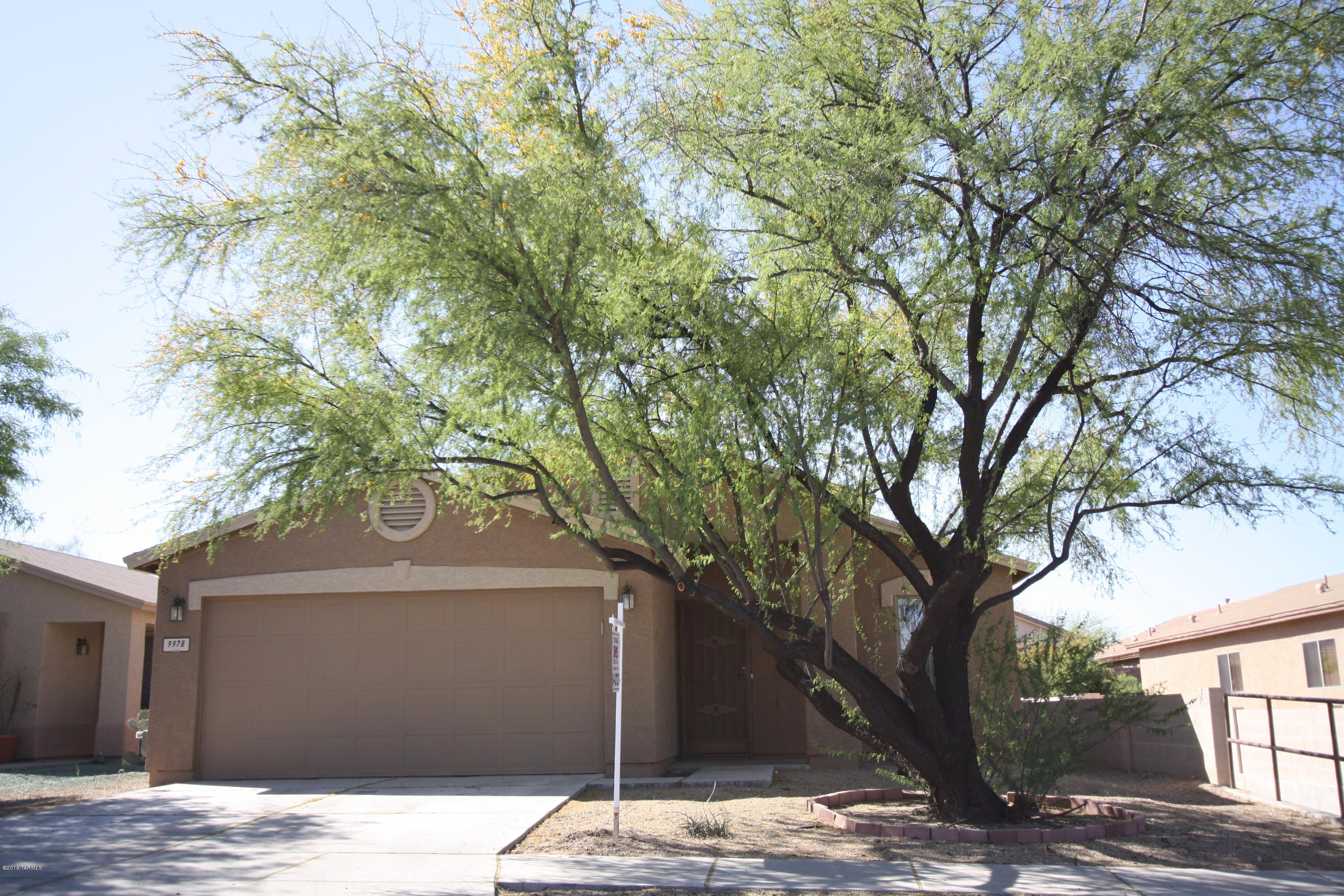 Fabulous Eastside location close to shopping, restaurants and more!
Living room/Dining room, family room off kitchen, split bedroom floorplan,
spacious master bedroom w/walk-in closet.

*tenant occupied until l 1/31/19