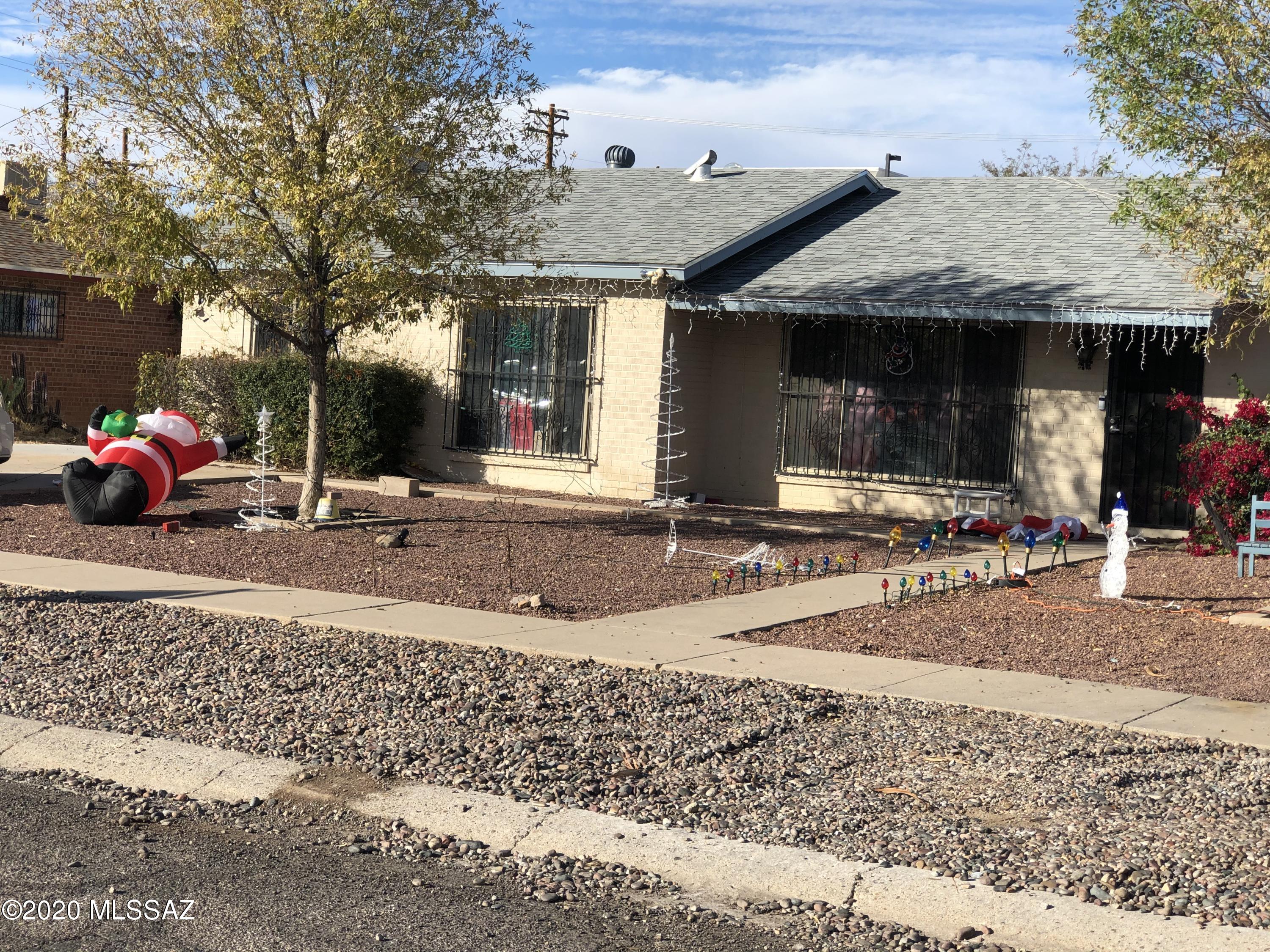 This 4 bedroom, 3 bath has a split bedroom plan with 2  master bed room suites.  Close to shopping, dining, and entertainment.