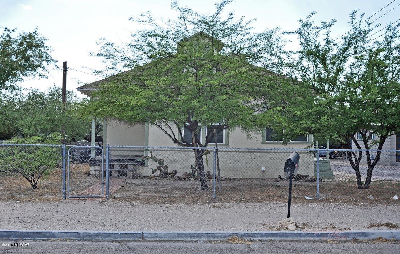 1913 U of A California ''bungalow'' style home needs TLC/loving care to restore to former glory!   R2 lot can be further developed.  Property goes all the way back to metal fencing. Parking for at least 4 cars off street. Very Close to U of A!  Near bike path, Cat Tran.