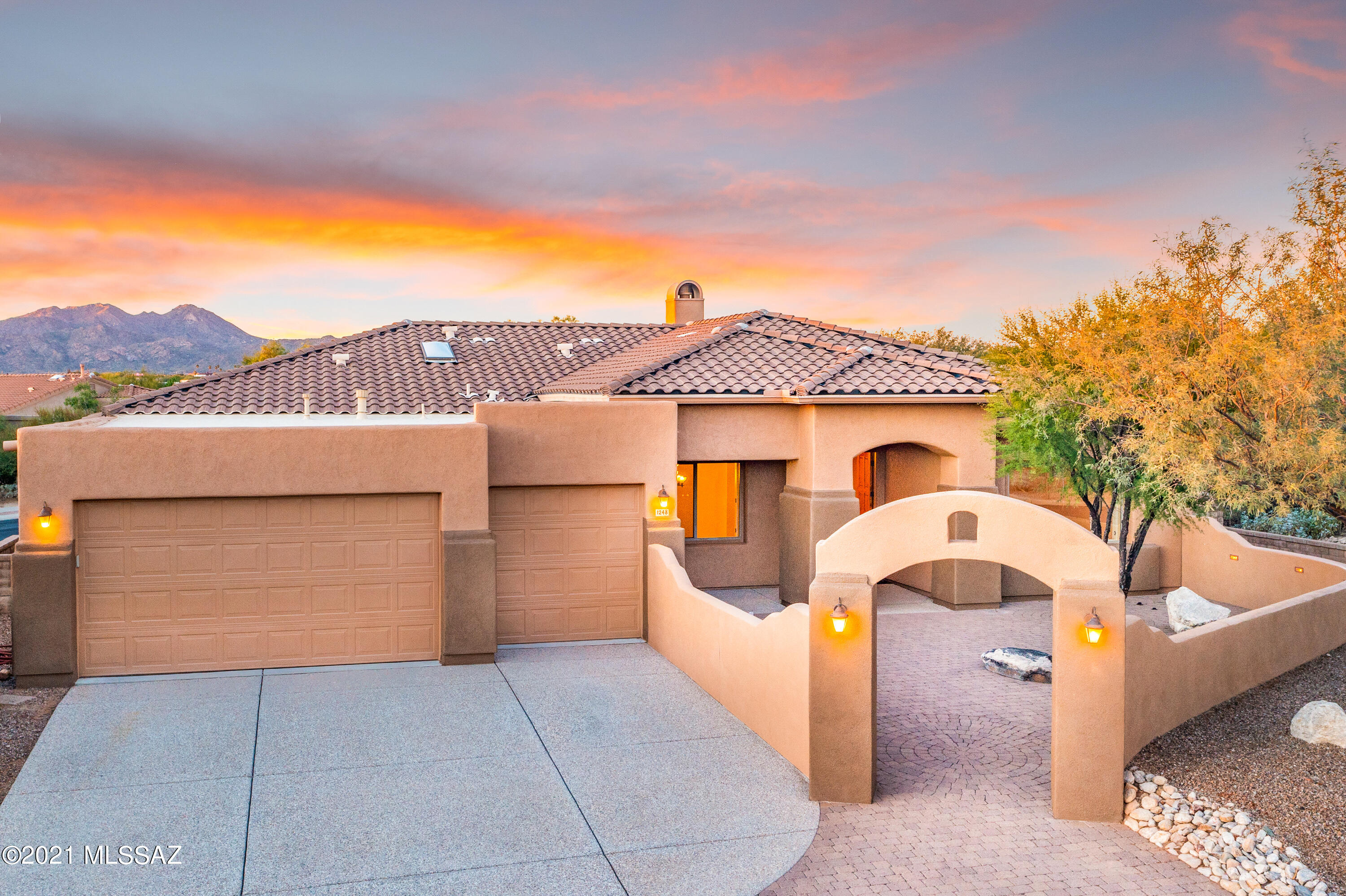 The seller will accept or counter offer in the range between $769,997 to $790,000. Welcome to Oro Valley living as it was designed to be enjoyed. Discover Reflection Ridge as it draws you into your Vistoso Gateway gated paradise. This corner lot, cul-de-sac, large lot home offers native cacti, a welcoming private courtyard ,custom pavers & bench seating. The foyer opens to a spacious great room, dining area, entertainment center, granite designed kitchen & breakfast area. Expansive Movie/Gaming or Family room will impress. Diagonal laid ceramic tile & new carpet adds to the meticulous elegance. Home offers 3 beds,3.5 baths, Den/Office or 4th bdrm (easily converted)gives you options. Your backyard retreat with pool, spa, BBQ, gas fireplace & beverage cntr adds to the Oro Valley dream life. One of the bedrooms features it's own full bath which is perfect for your guests, grandparent, college student or that lucky favorite child.
This home is immediately available and ready to enjoy. This is HOME.