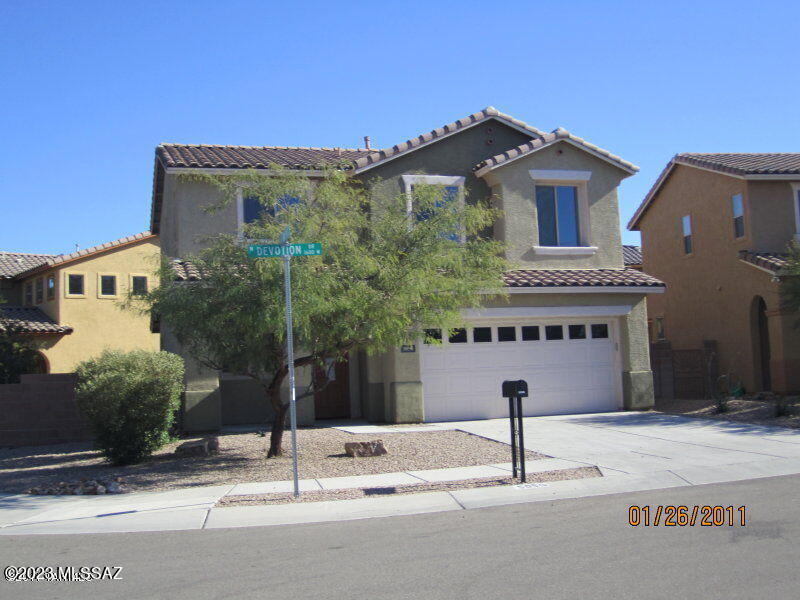 Beautiful 4 bedroom 3 bath home on corner lot. Open and bright floor plan with many upgrades. Excellent location that offers easy commute to downtown, U of A, freeway, shopping and schools.