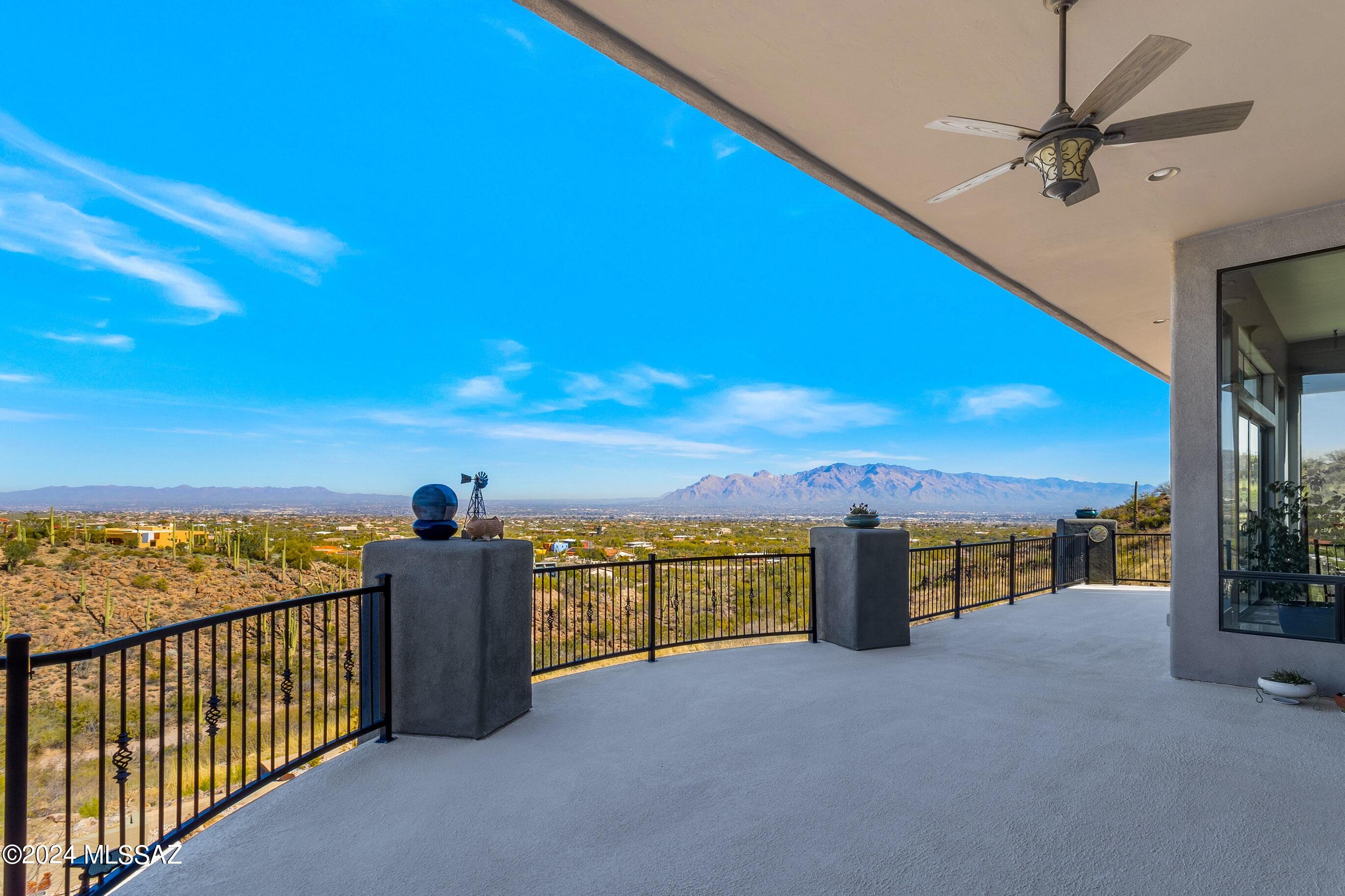 Vista De La Sierra De Dios - Residential