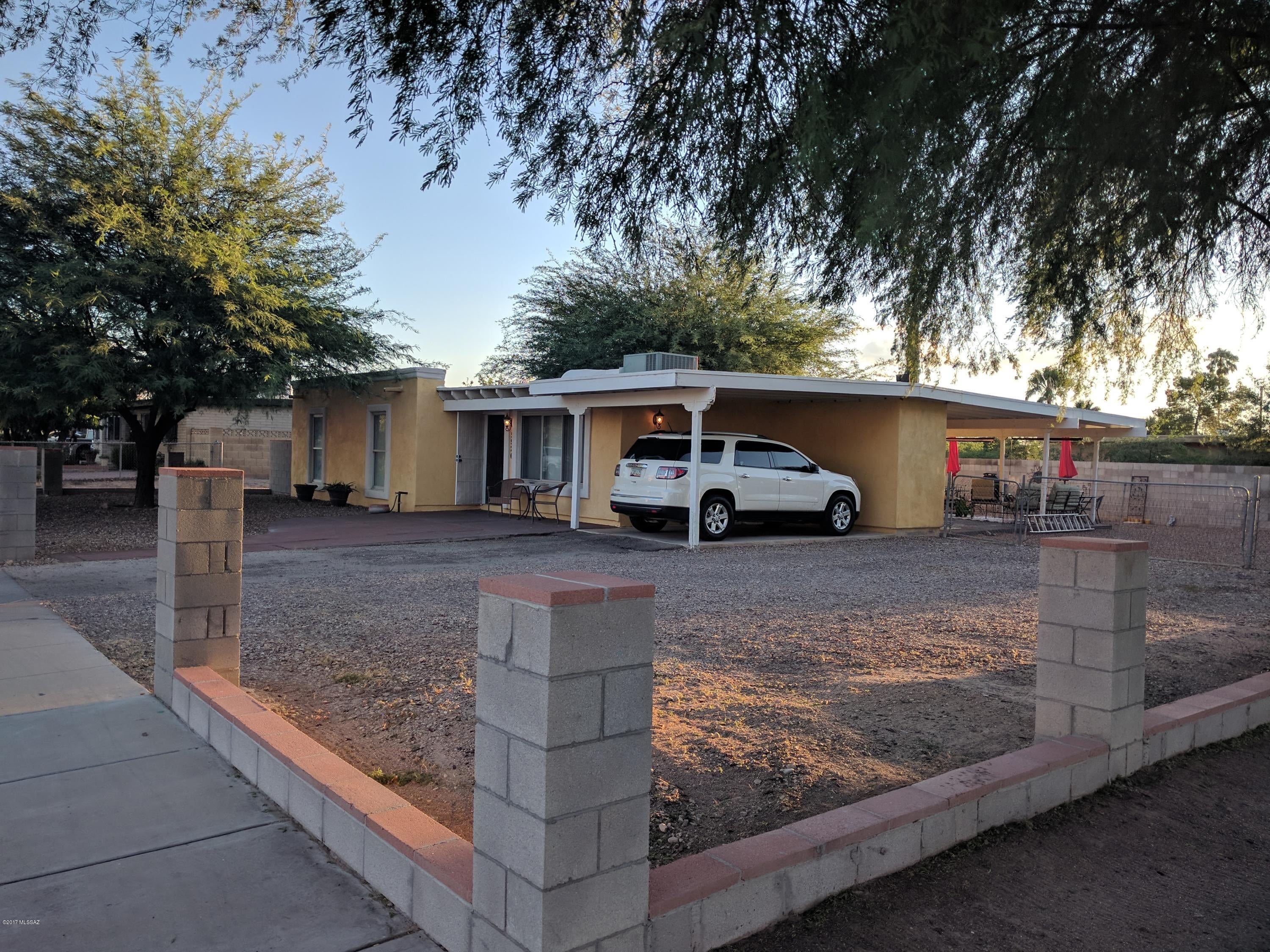 Adorable 3 bedroom 2 bath with HUGE Master bedroom located right next door to a Park. Originally a 4 bedroom, 4th bedroom and Master reconfigured as a master suite with a huge closet. A must see!