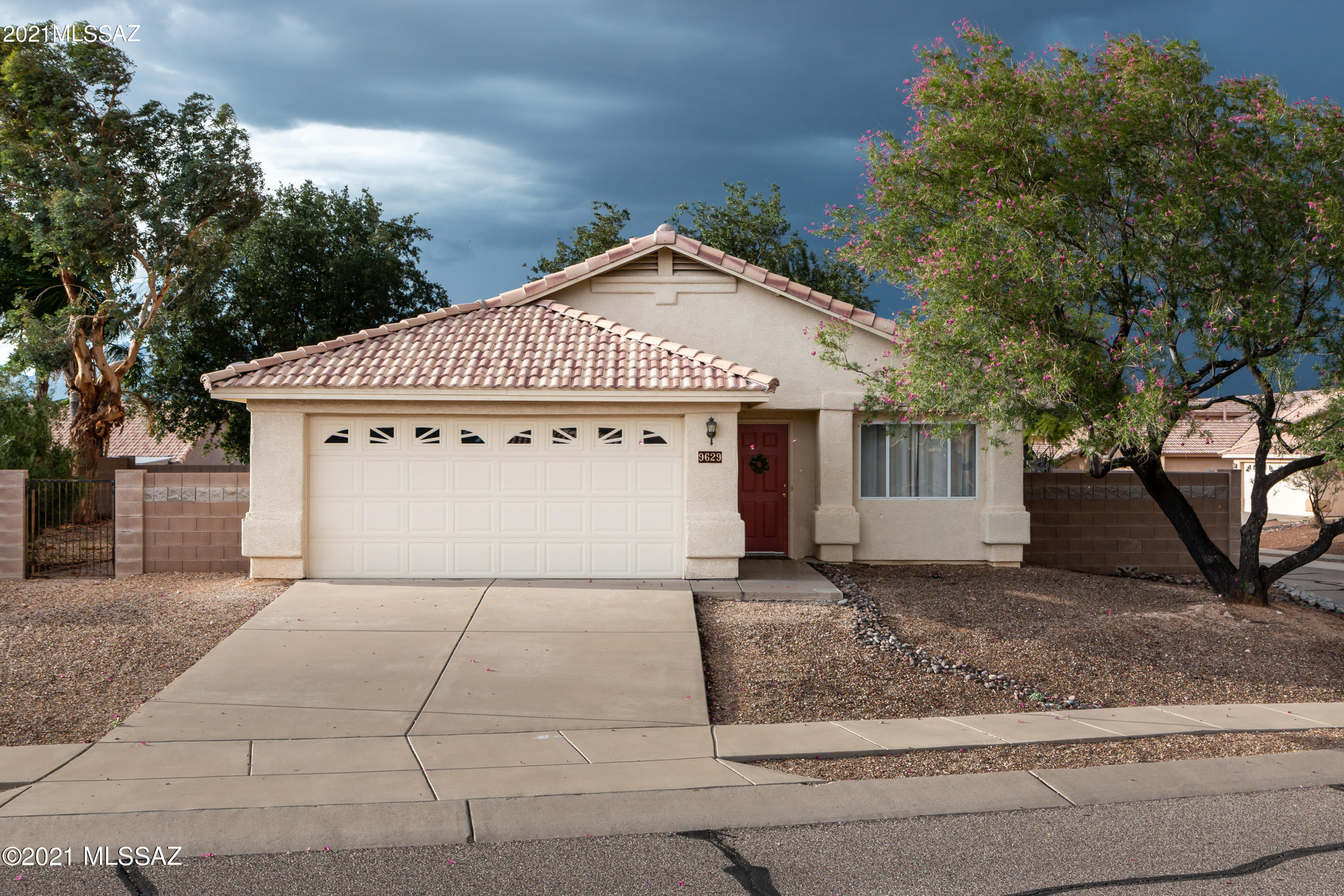 Beautifully maintained 3 bed/3bath home on the East side. Premium corner lot with a large private side yard. Easy drive to UofA and downtown.