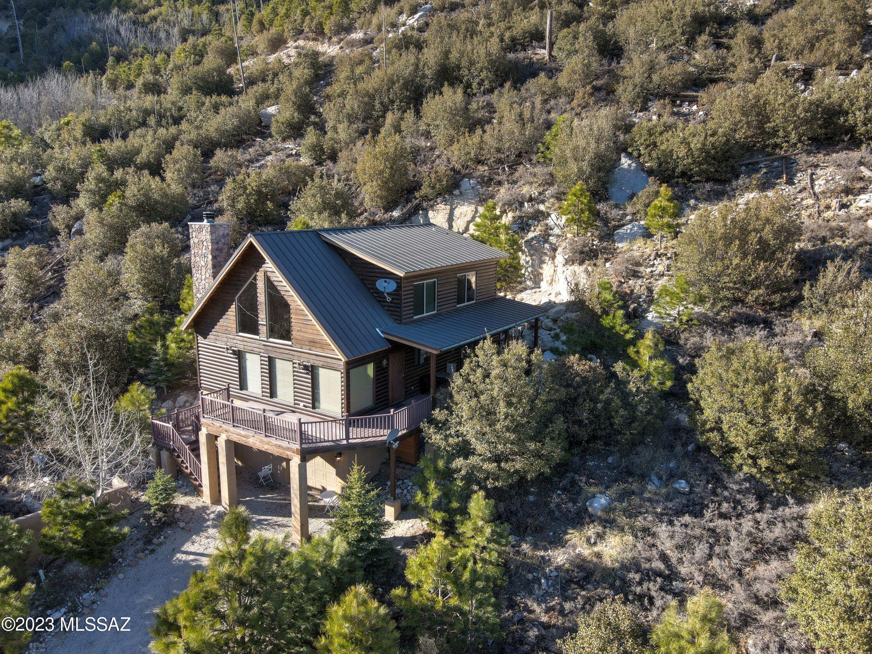 Hilltop cabin retreat! Gorgeous three story cabin tucked away in beautiful Mt Lemmon. This home has the true ''cozy cabin'' feel with an open floor plan! 3 bed 3 bath with loft area. The primary suite is on the main floor along with kitchen that opens to great room, dining area and fireplace! Covered porch balcony. Views of Carter Canyon are beautiful and hiking trails are walking distance.